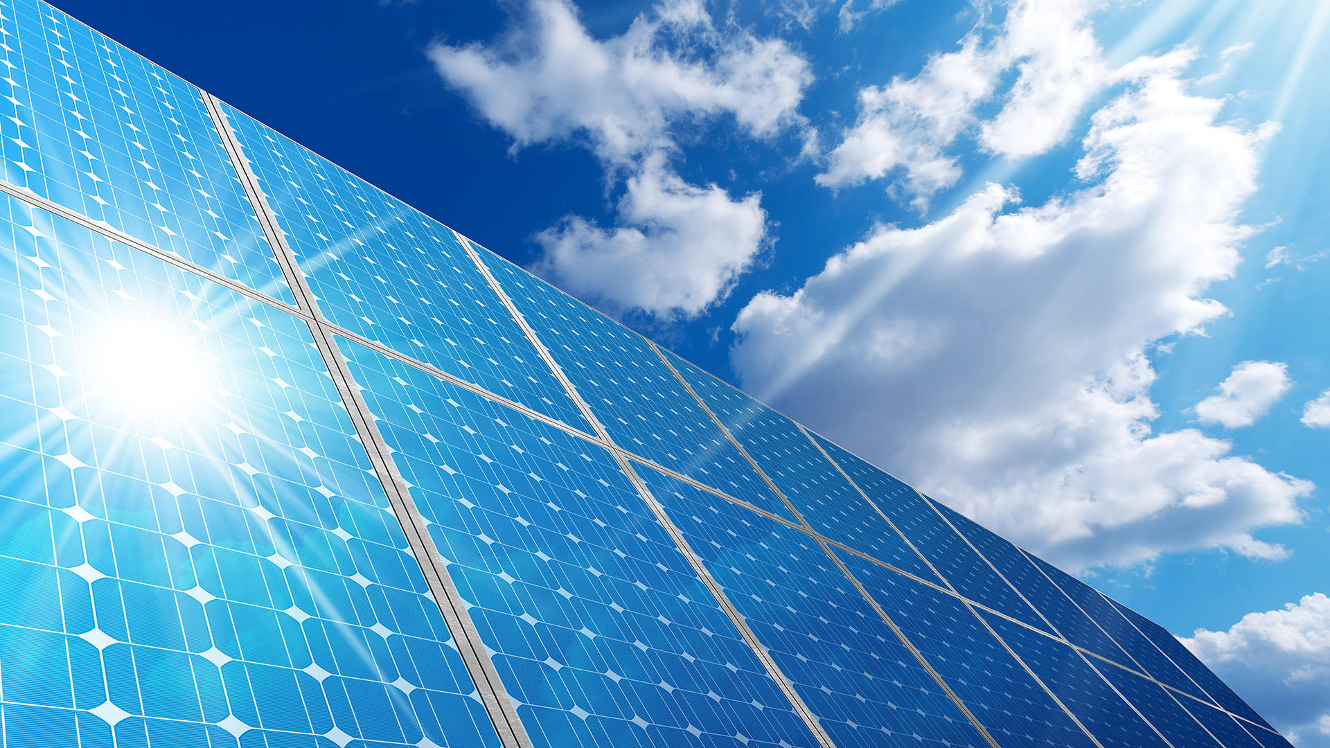Fedezze fel, hogy a ZEISS méréstechnikai megoldásai hogyan biztosítják a fotovoltaikus termékek nagy hatékonyságát és élettartamát a hibák elemzésével, a rétegvastagság vizsgálatával és még sok mással.