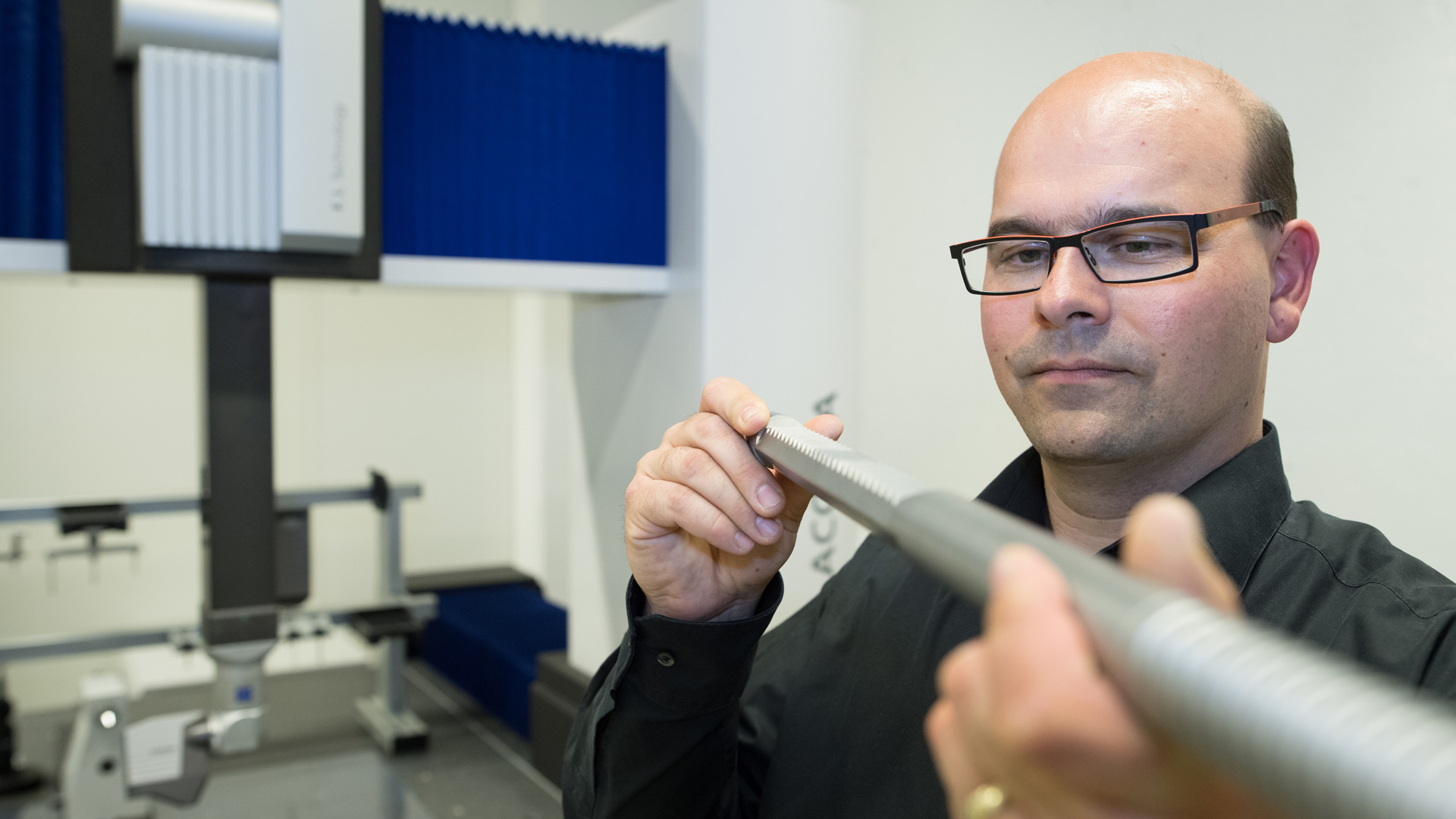 Technikus ZEISS Linescan készülékkel
