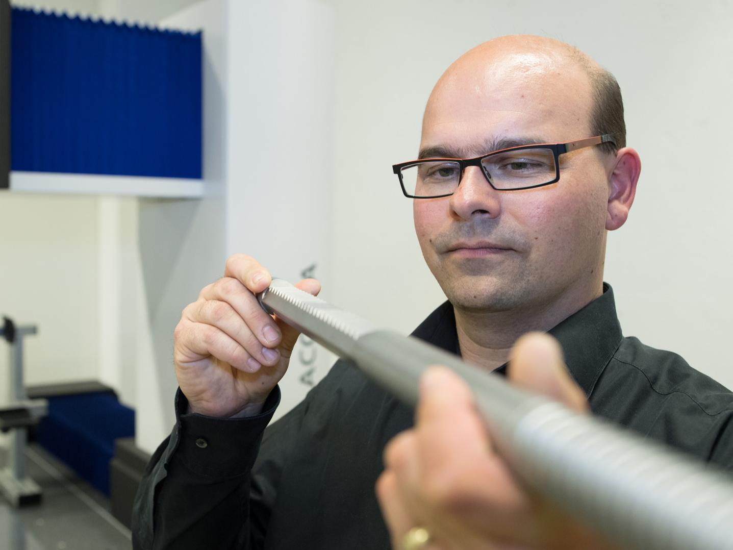 Technikus ZEISS Linescan készülékkel