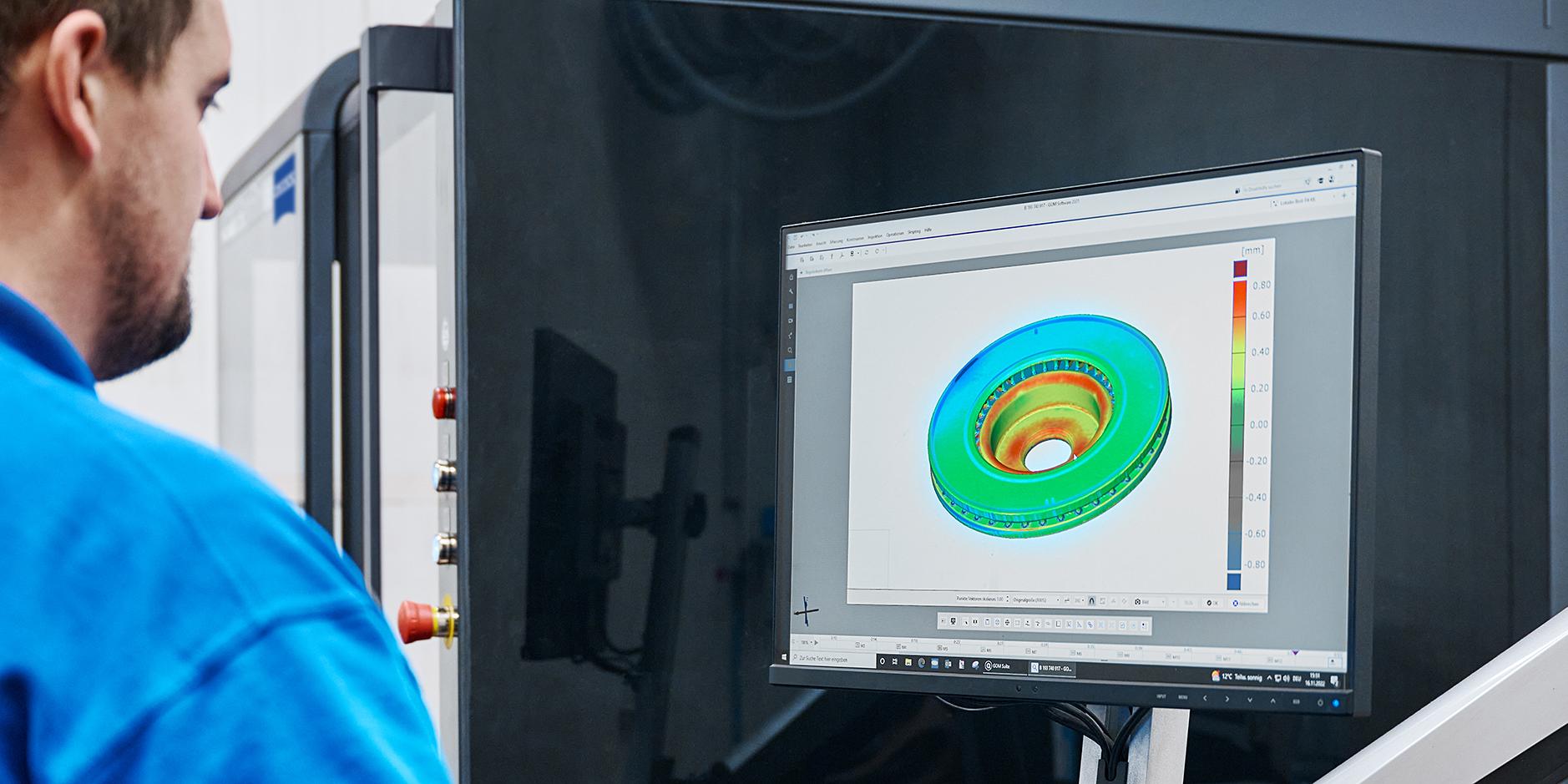 Marcel Nickel, a Breyden optikai méréstechnikai szakértője a ZEISS INSPECT szoftverben elemzi a korábban digitalizált féktárcsa geometriai méretezését és tűrésezését.