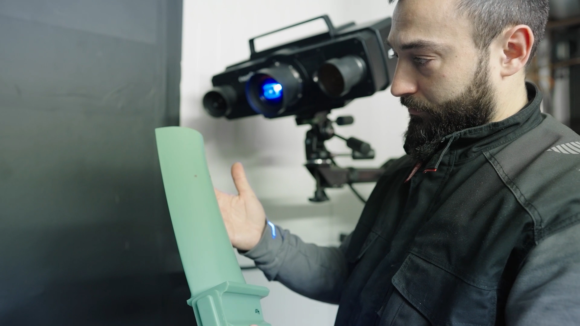 A ZEISS ATOS 5 érzékelő kézi használata viaszmodellek ellenőrzésére.