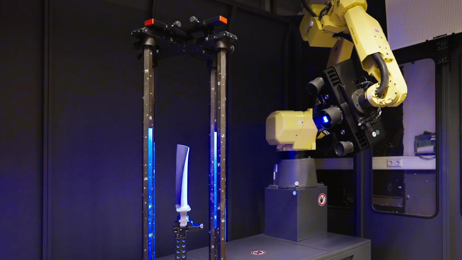 A ZEISS ATOS 5 érzékelő automatizálva a ZEISS ScanBox Series 5-ben a pontos, teljes felületű 3D-s adatgyűjtéshez.