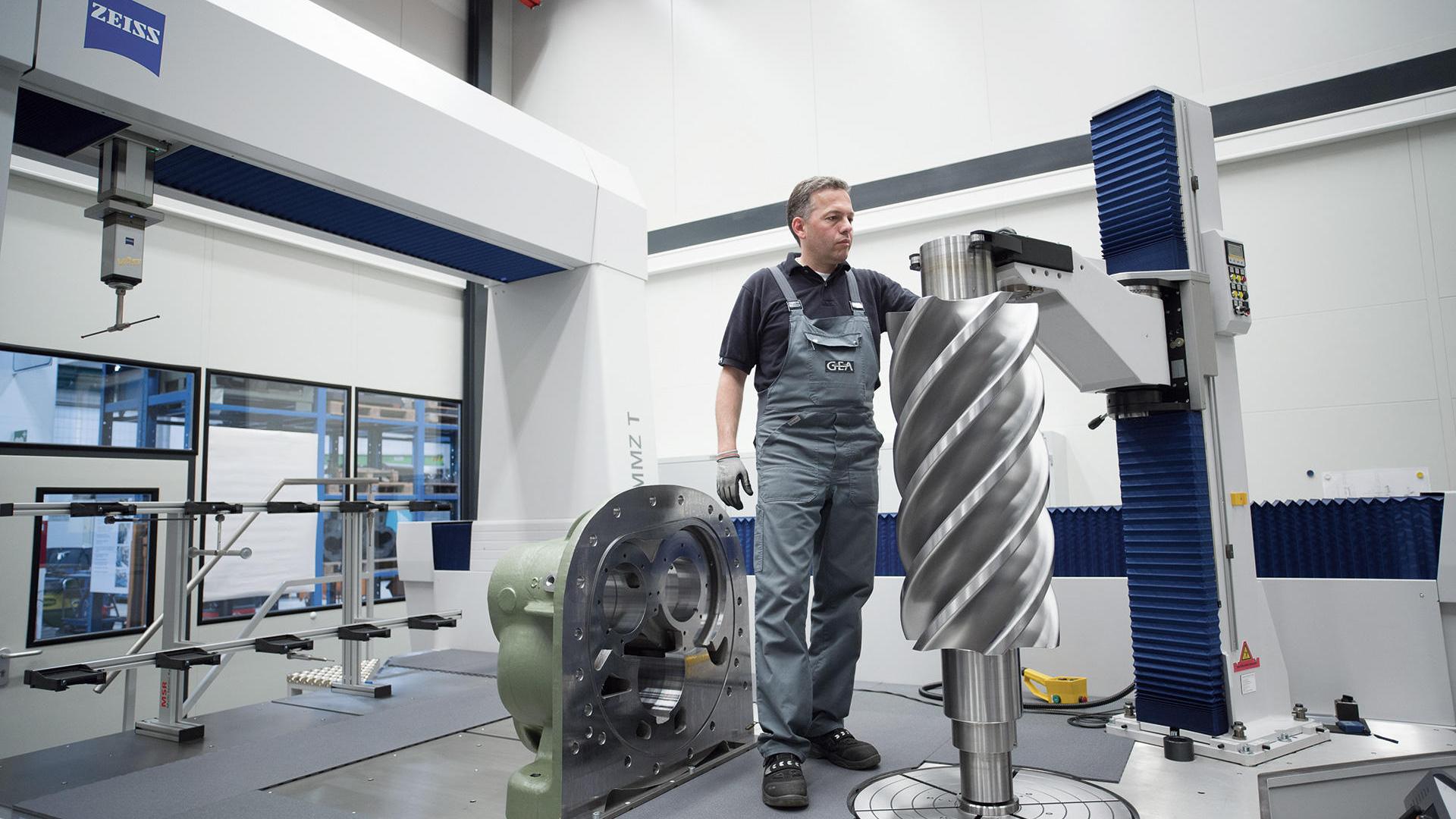A mérőkészülék ellenőrzi a rotor helyzetét az MMZ-n. A ZEISS által a GEA Refrigeration Germany számára kifejlesztett szegnyereg megbízhatóan rögzíti a rotort a körasztalon
