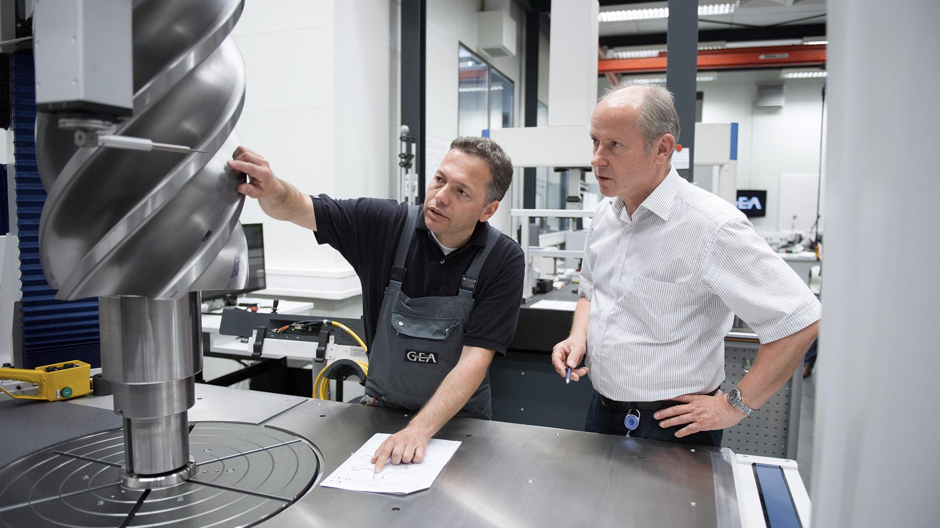 Carsten Göbel és Harald Wilke egy rotor ZEISS MMZ-vel történő mérését vitatják meg a GEA Refrigeration Germany mérőlaboratóriumában