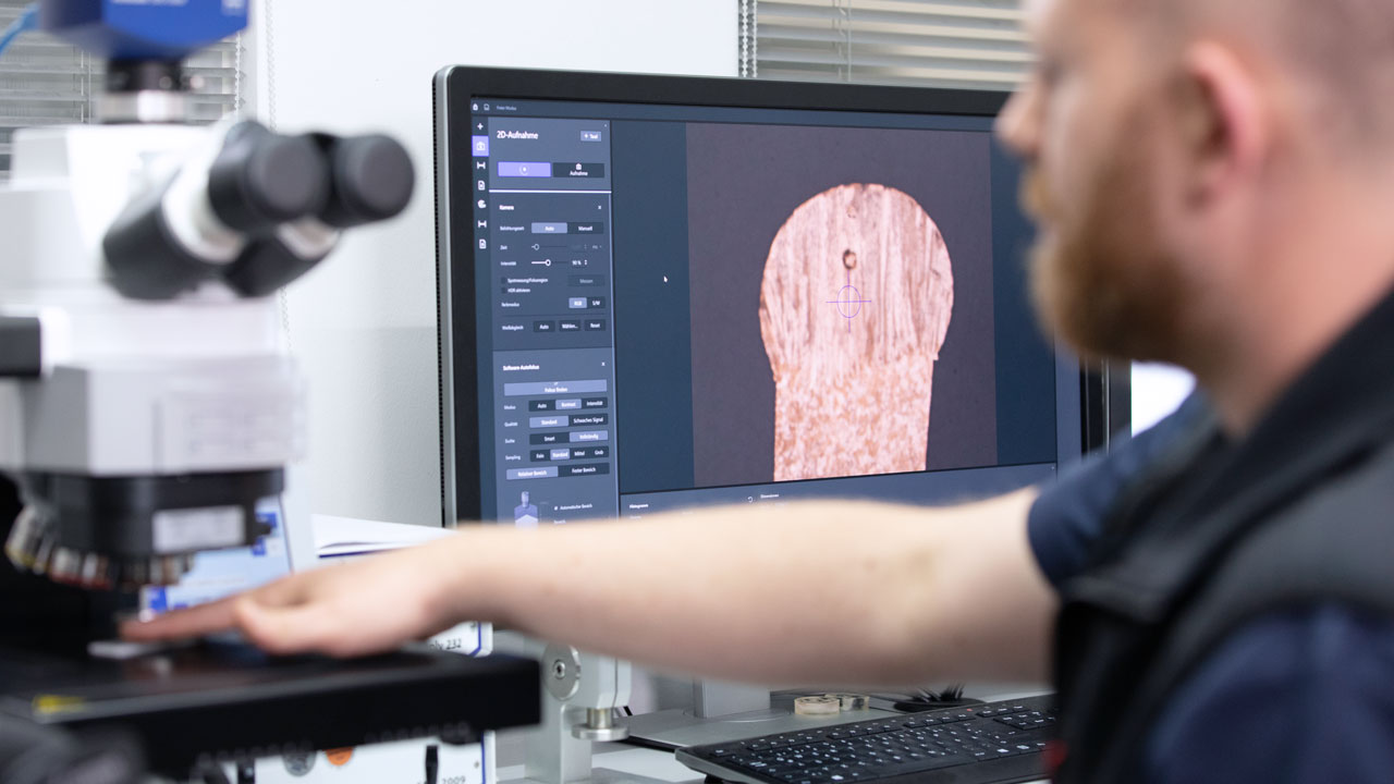 A hegesztett kötés mikroszkópos mérése a teljesen motorizált ZEISS Axio Imagerrel.