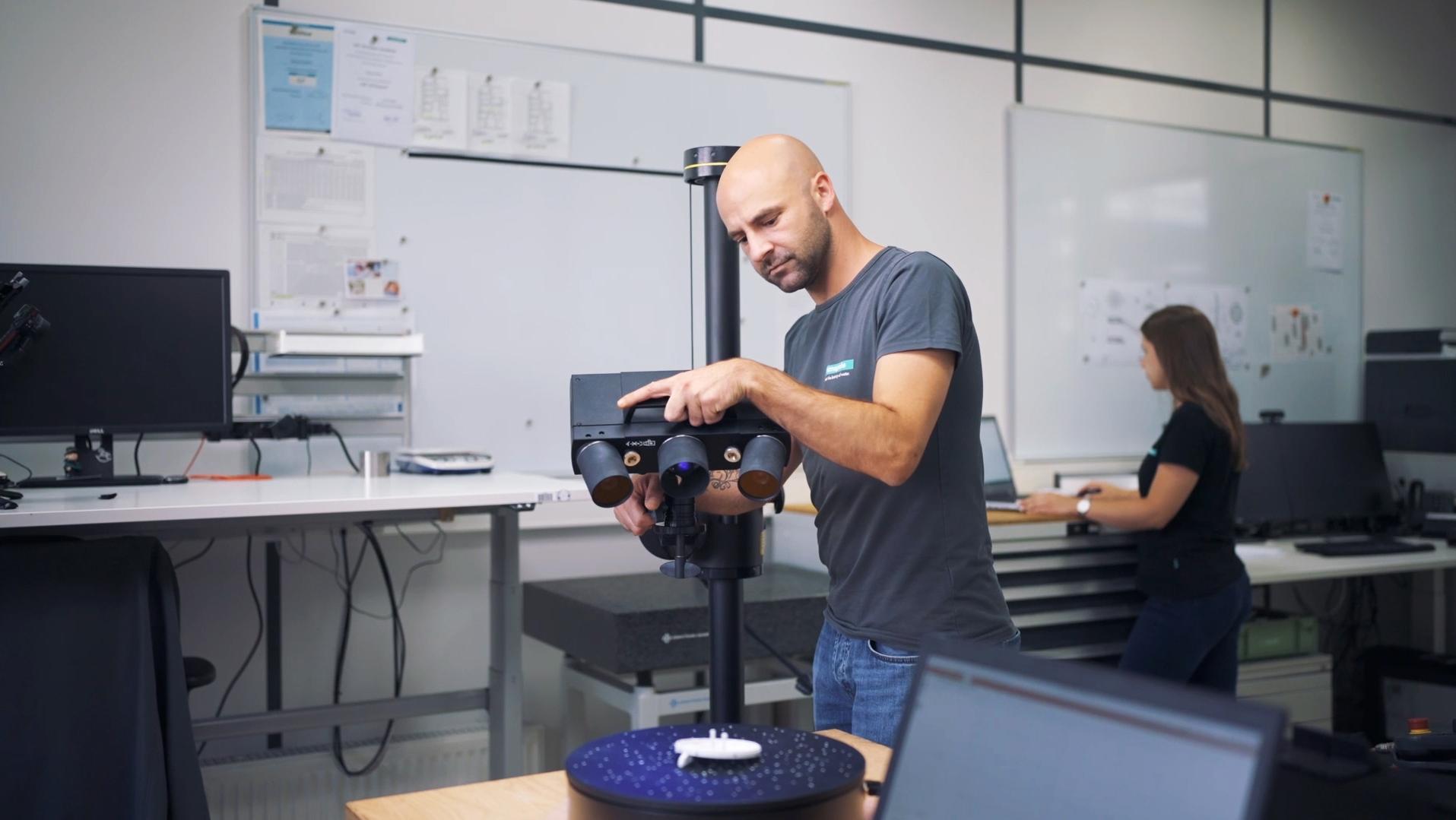 az optikai méréstechnikai rendszerrel digitalizálják, és az így előállt pontfelhőt a ZEISS Inspect Pro kiértékelőszoftverrel elemzik