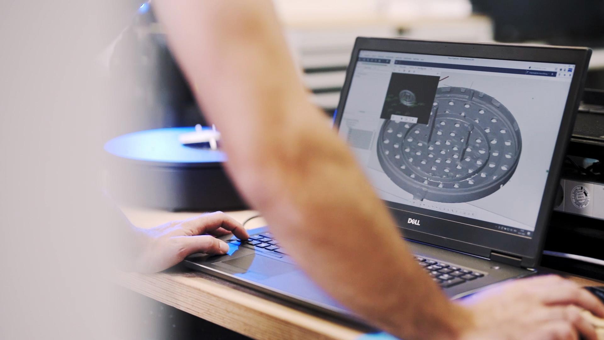 az optikai méréstechnikai rendszerrel digitalizálják, és az így előállt pontfelhőt a ZEISS Inspect Pro kiértékelőszoftverrel elemzik
