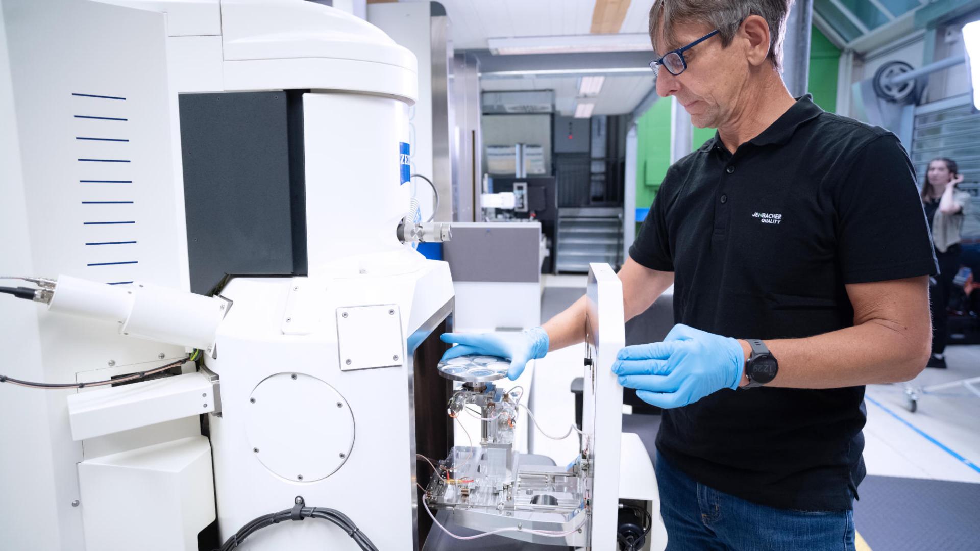 A ZEISS EVO pásztázó elektronmikroszkóp kulcsszerepet játszik az esetleg előforduló szennyeződésforrások felfedezésében és megszüntetésében
