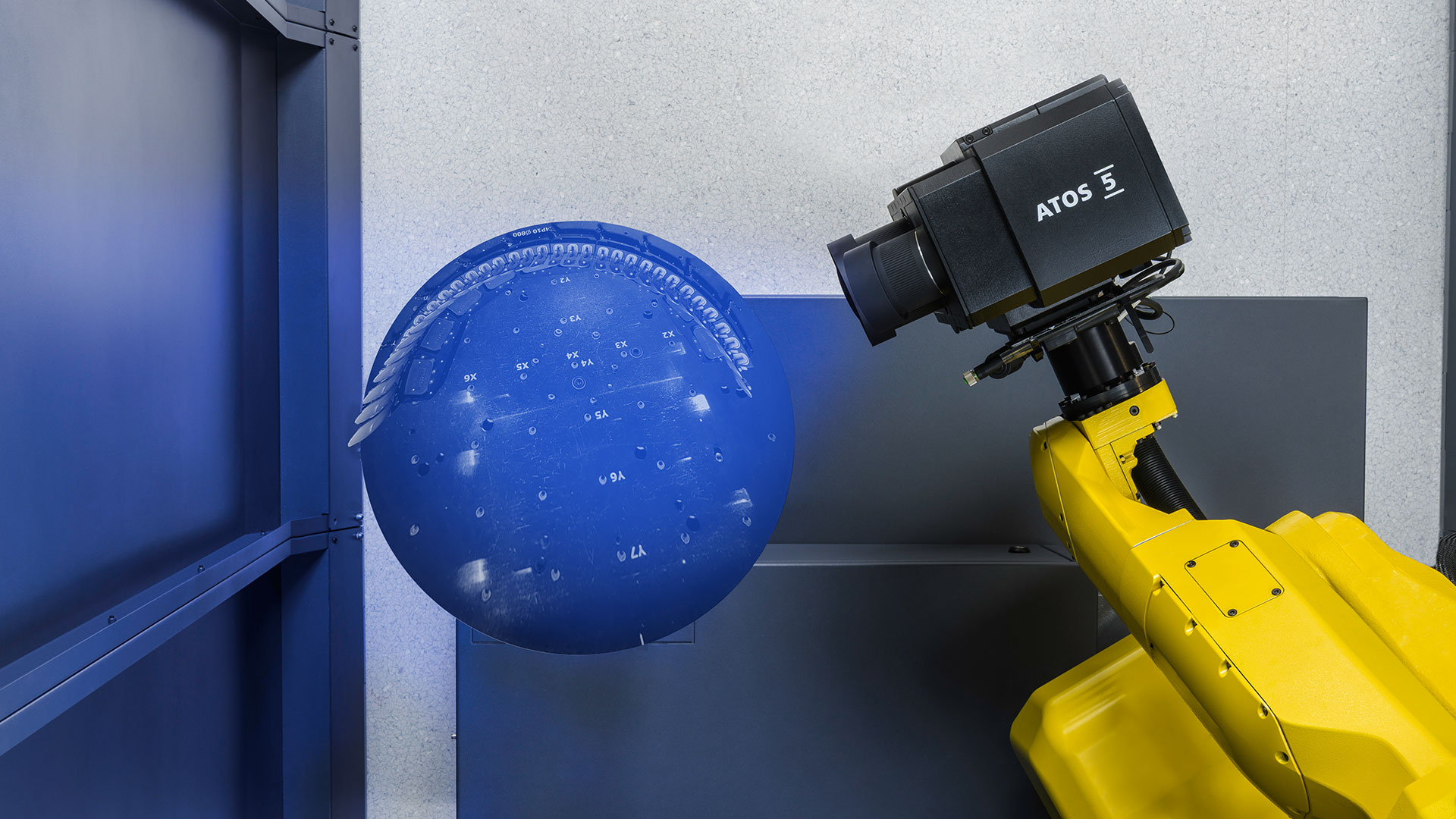 Térdimplantátum-komponensek automatizált 3D-s szkennelése ATOS 5-tel, ScanBoxban rögzített befogókészülékben.