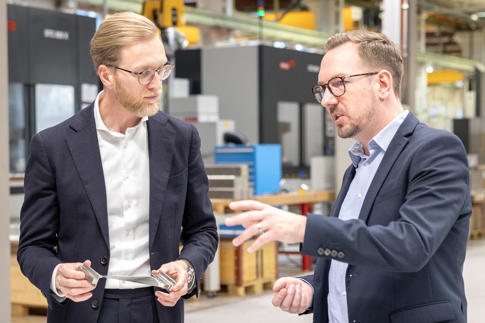 Roland Ziltener, a Starrag AG üzemigazgatója (jobbra), és Ivan Nytsch, a globális repülőgép- és űripari ügyfélszegmens vezetője (balra)