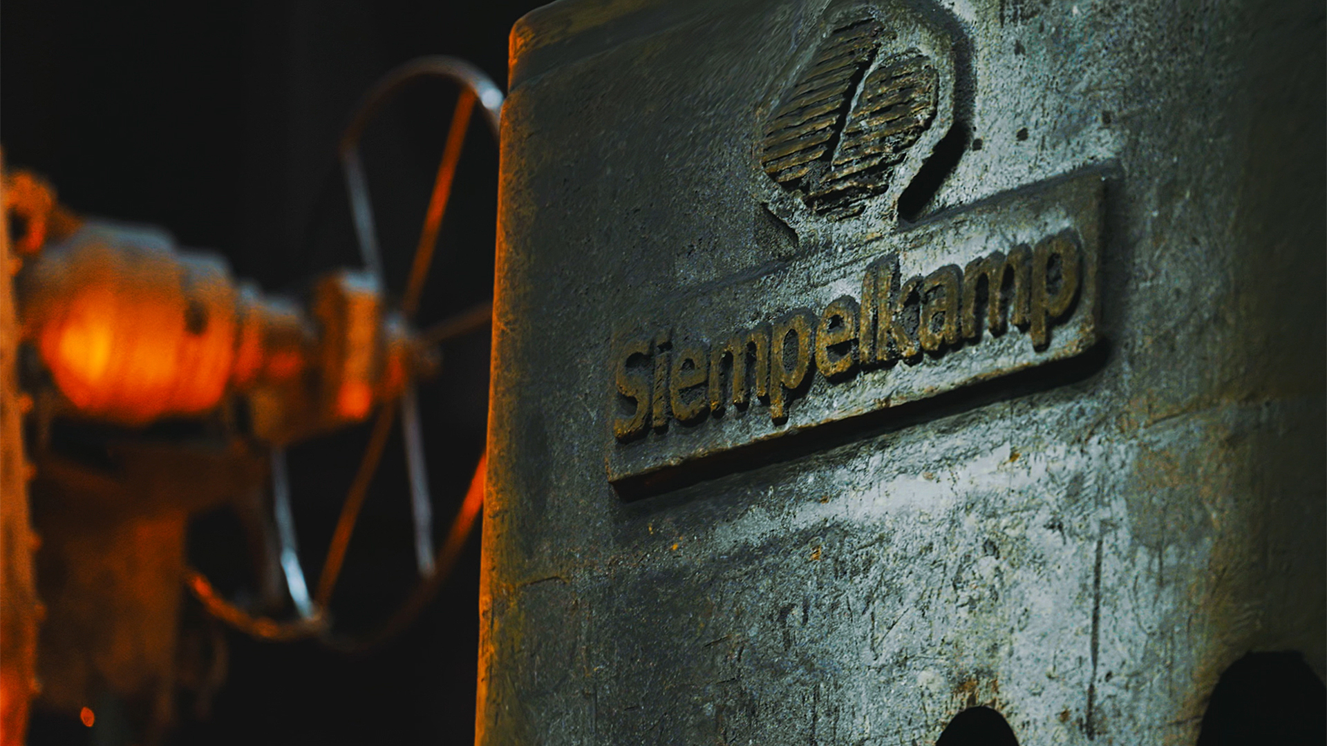 Térdimplantátum-komponensek automatizált 3D-s szkennelése ATOS 5-tel, ScanBoxon belüli befogókészüléken.