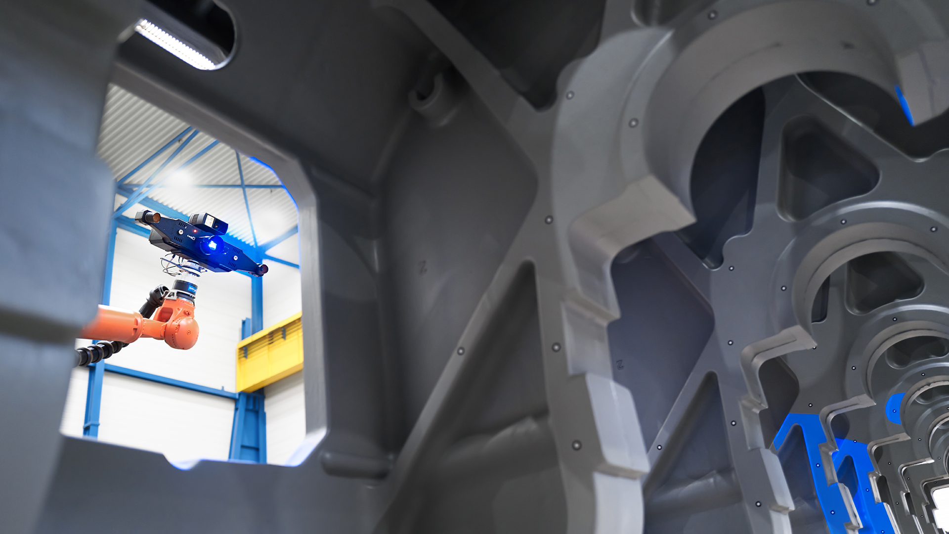 Térdimplantátum-komponensek automatizált 3D-s szkennelése ATOS 5-tel, ScanBoxon belüli befogókészüléken.