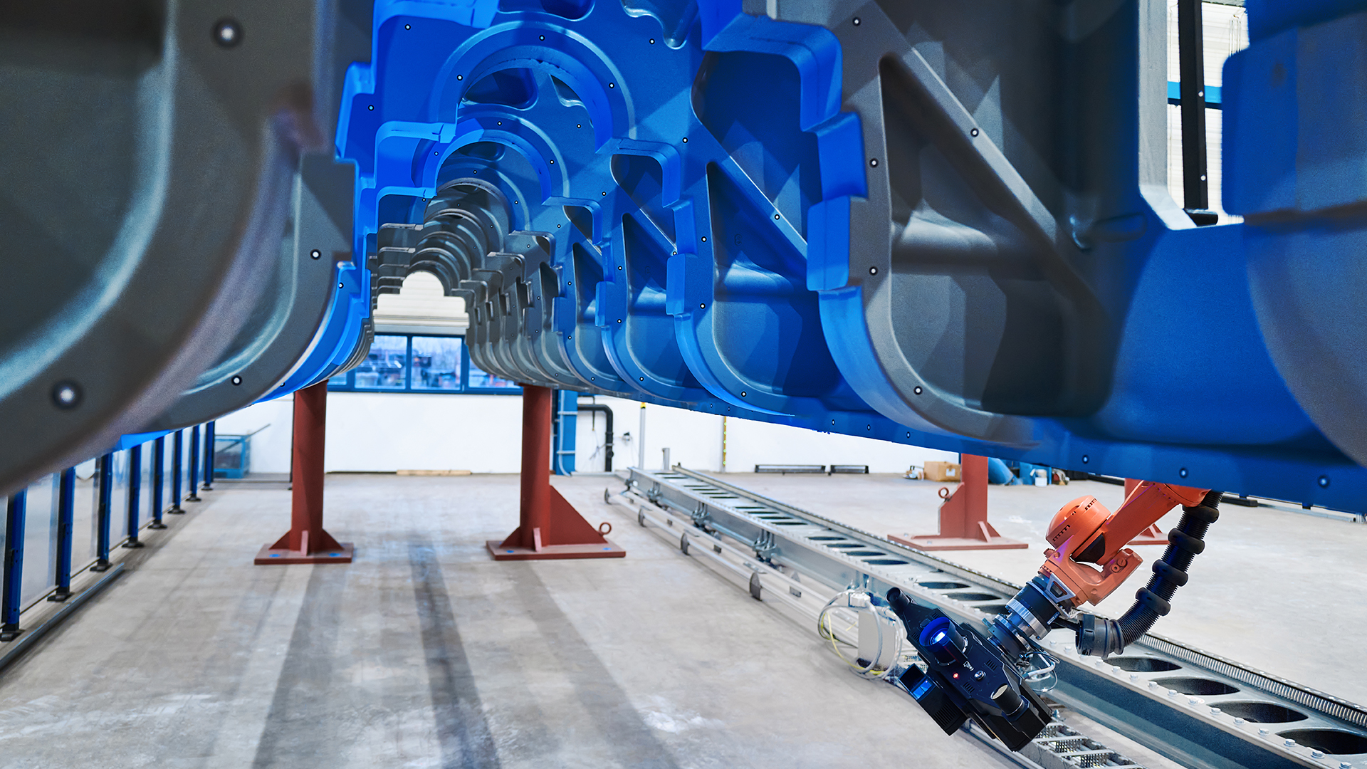 
A ZEISS ATOS LRX az automatizált projekt mérőcellában nagy alkatrészeket rögzít, hogy teljes mezős adatokat generáljon.