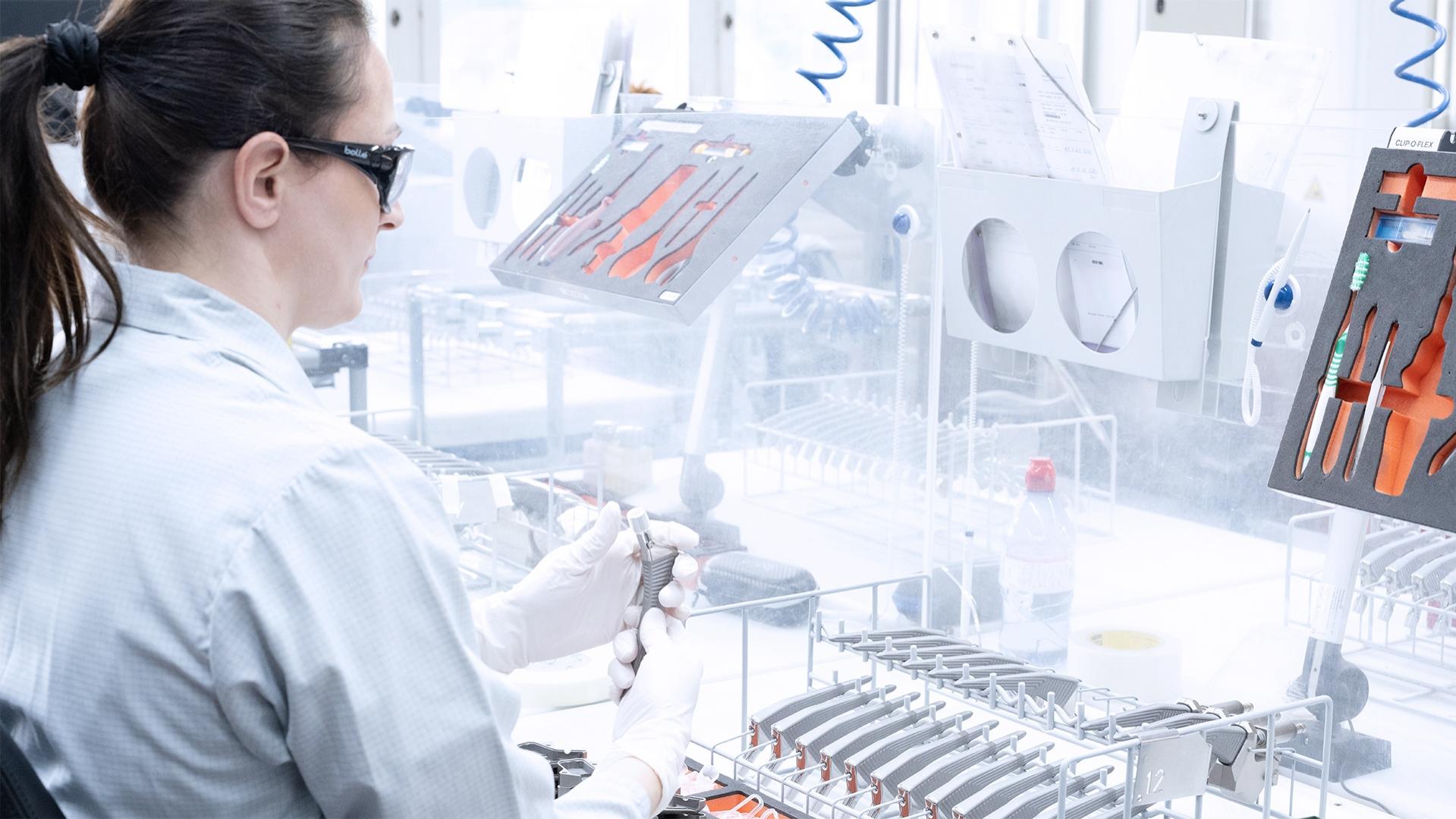Nem is lehetne egyszerűbb: A ZEISS mesterséges intelligenciával támogatott megoldása automatikusan vizsgálja az implantátumbevonatokat.