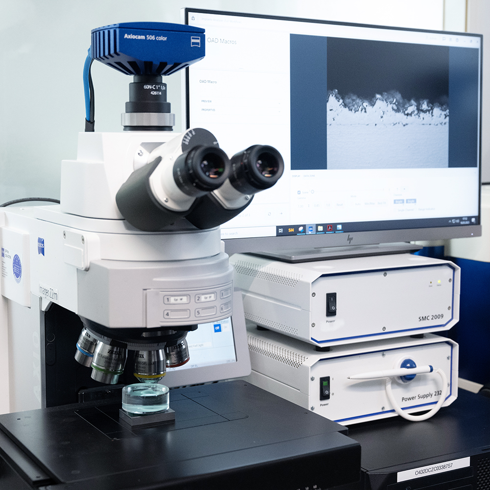 A ZEISS mesterséges intelligenciával támogatott megoldása automatikusan vizsgálja az implantátumbevonatokat