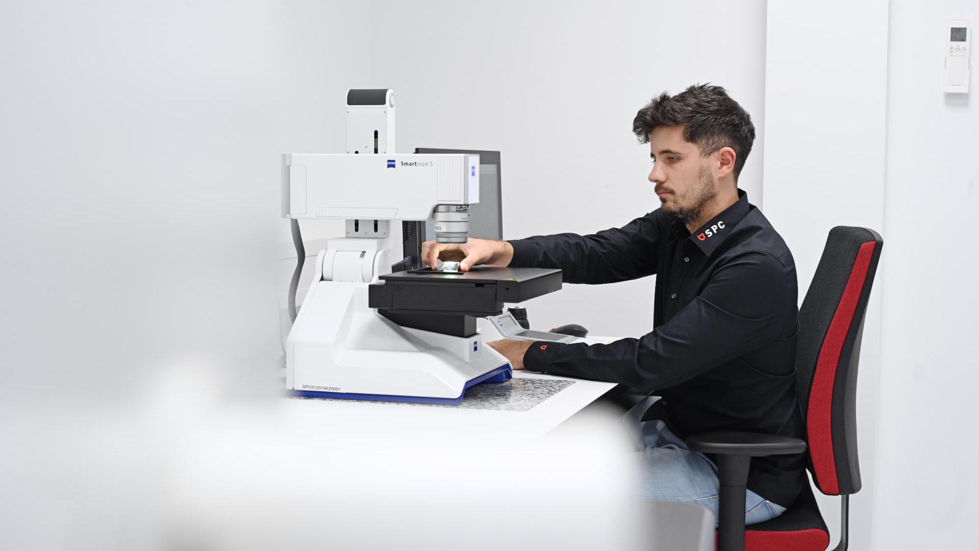 A ZEISS Smartzoom 5 digitális mikroszkóppal végzett elemzés a következőt mutatja: a középtengely körül úgynevezett  „pikkelyesedés”, azaz az acél oxidációja látható. Ez korrózióhoz vezethetett az alkatrész belsejében.