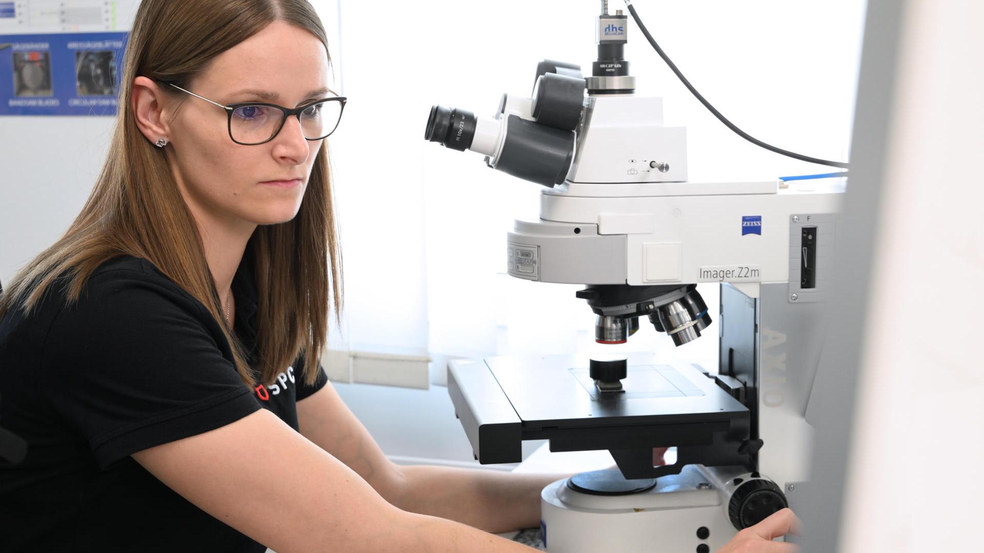 A mintát a ZEISS Axio Imager Z2m készülékkel vizsgálják, amely egy automatizált anyagvizsgálatvizsgálathoz való, nagy felbontású, széles látómezejű mikroszkóp.