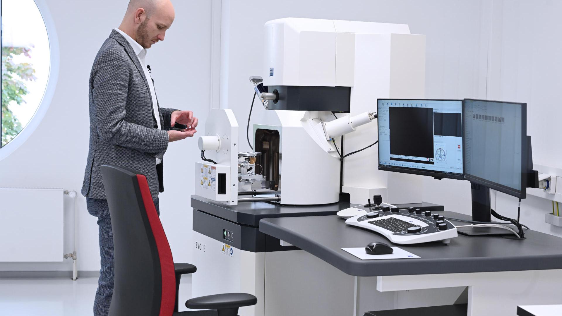 Az utolsó lépés a szennyeződést alkotó anyagok azonosítása volt. Ebből a célból a fogaskeréktengely egy darabját a ZEISS EVO pásztázó elektronmikroszkóppal vizsgálták meg.
