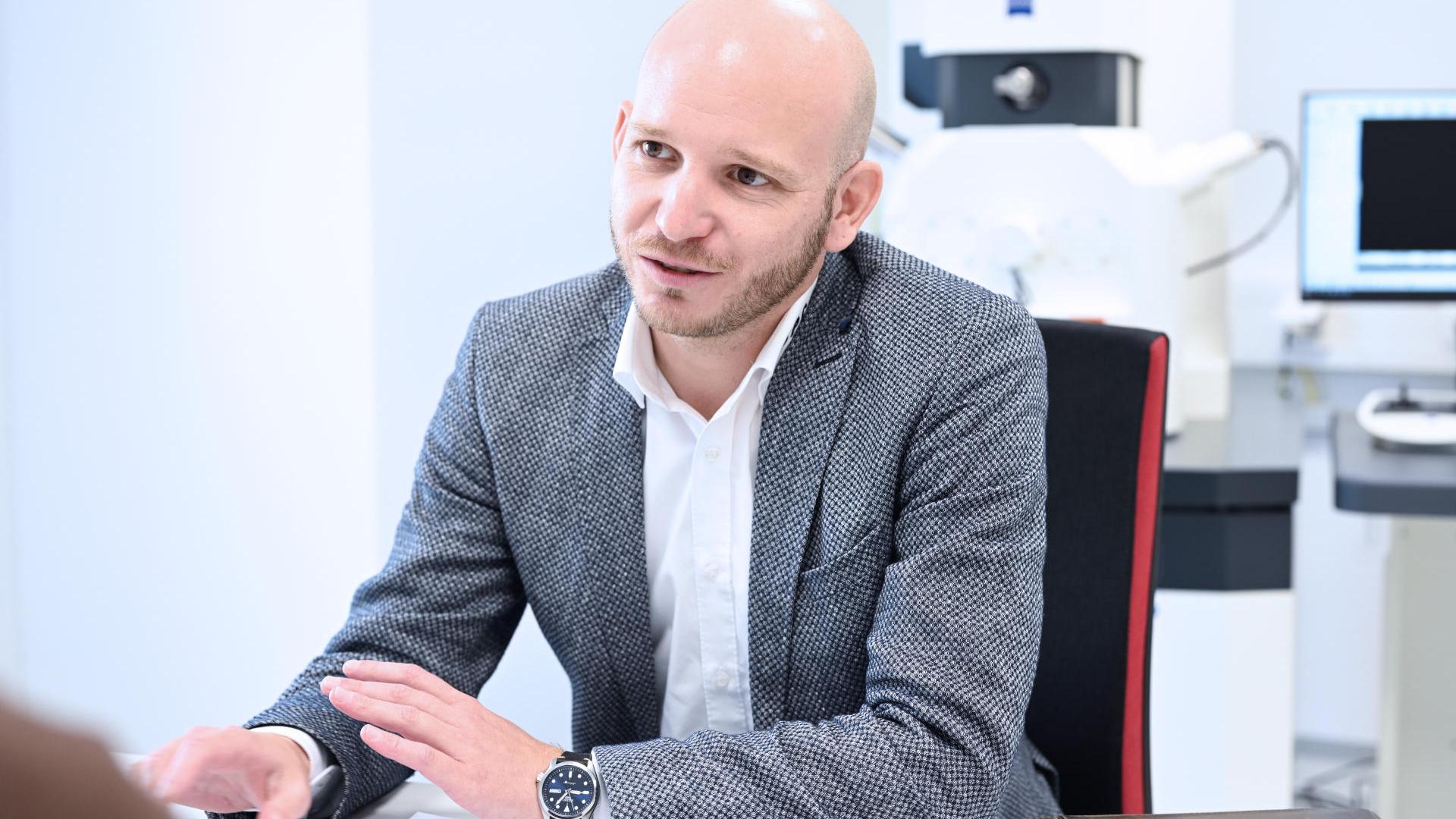 „(...) ami a ZEISS-t egyedivé teszi: az optimálisan összehangolt hardver és szoftver, ami más gyártóknál nem található meg” – mondja Thomas Schaupp.