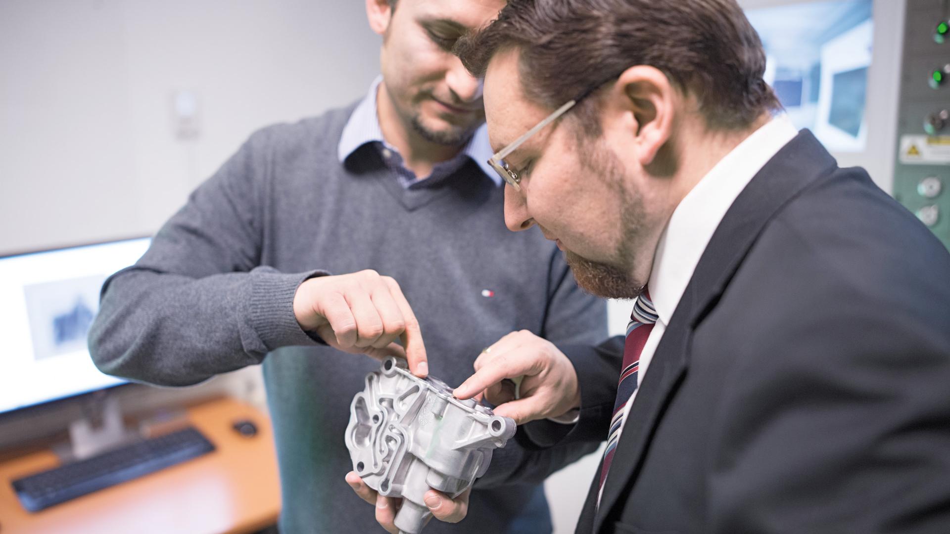 Rene Klaffenböck, a TCG UNITECH Group laboratóriumi csoportjának vezetője és környezetvédelmi felelőse, valamint David Demmelmair, a minőségirányítás vezetője (balról jobbra)