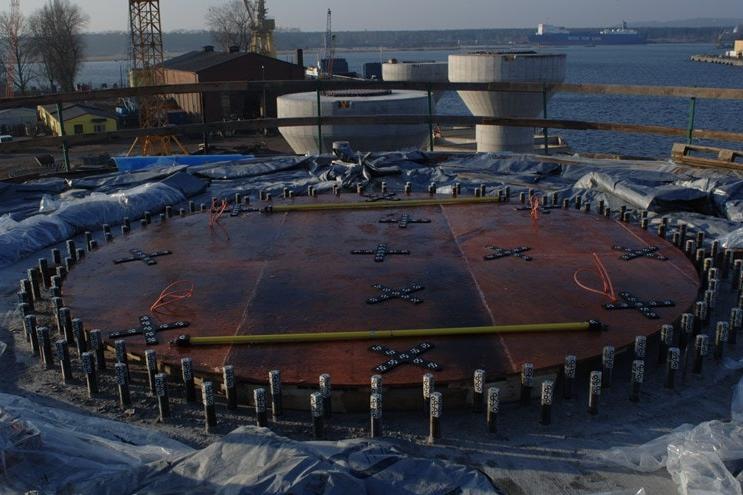 A rögzítőcsavarok elhelyezkedése a betonalapban és a mérés előkészületei