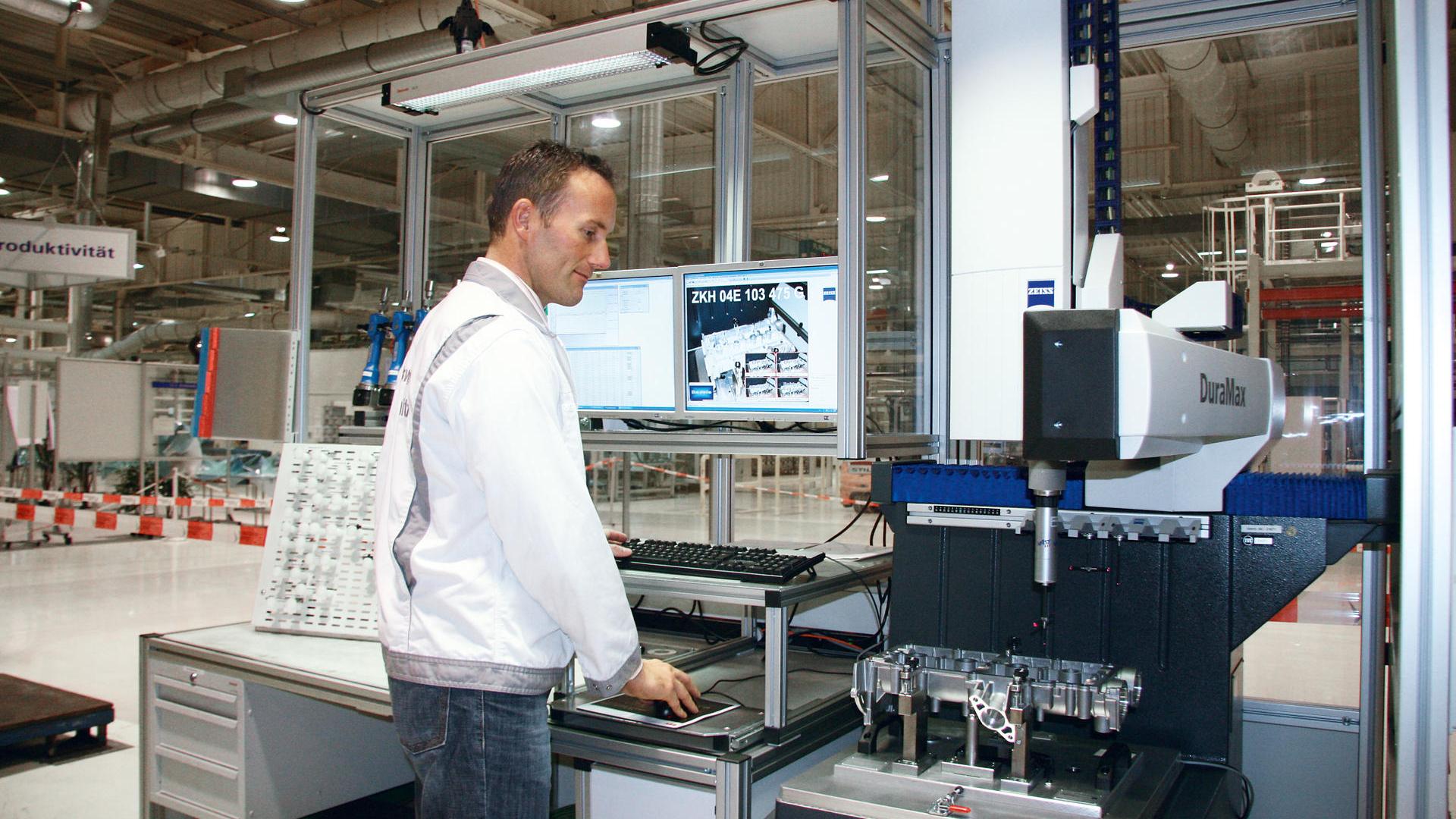 A Volkswagen Saschen GmbH chemnitzi motorgyárában a rugalmasan programozható ZEISS DuraMax 3D koordináta mérőgépeket használják az üzemi környezetben szúrópróbaszerűen végzett mintamérésekhez