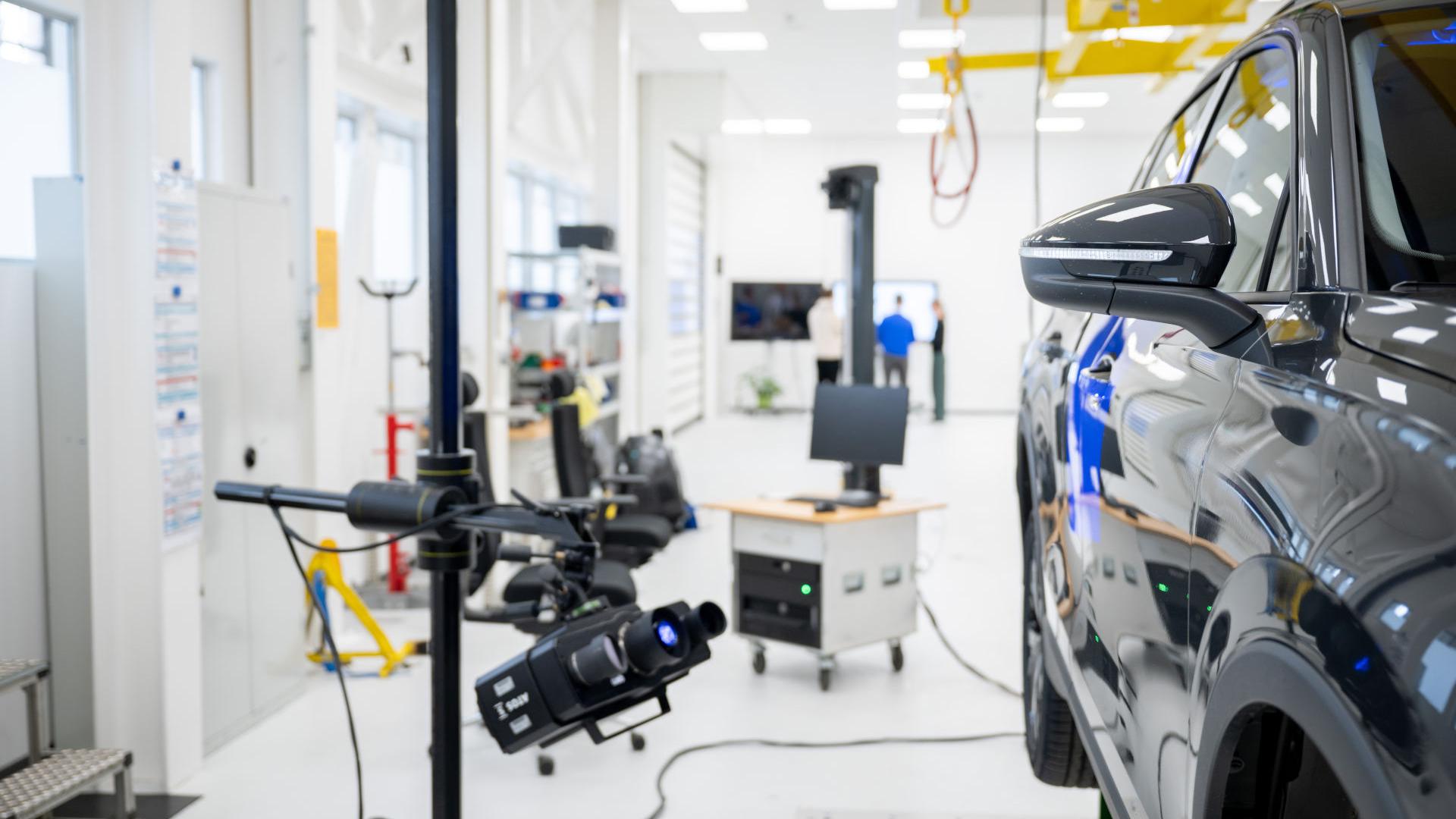 A Volkswagen a mérési technológiák széles skáláját használja – itt éppen egy optikai 3D-s szkennert a mérőszobában.