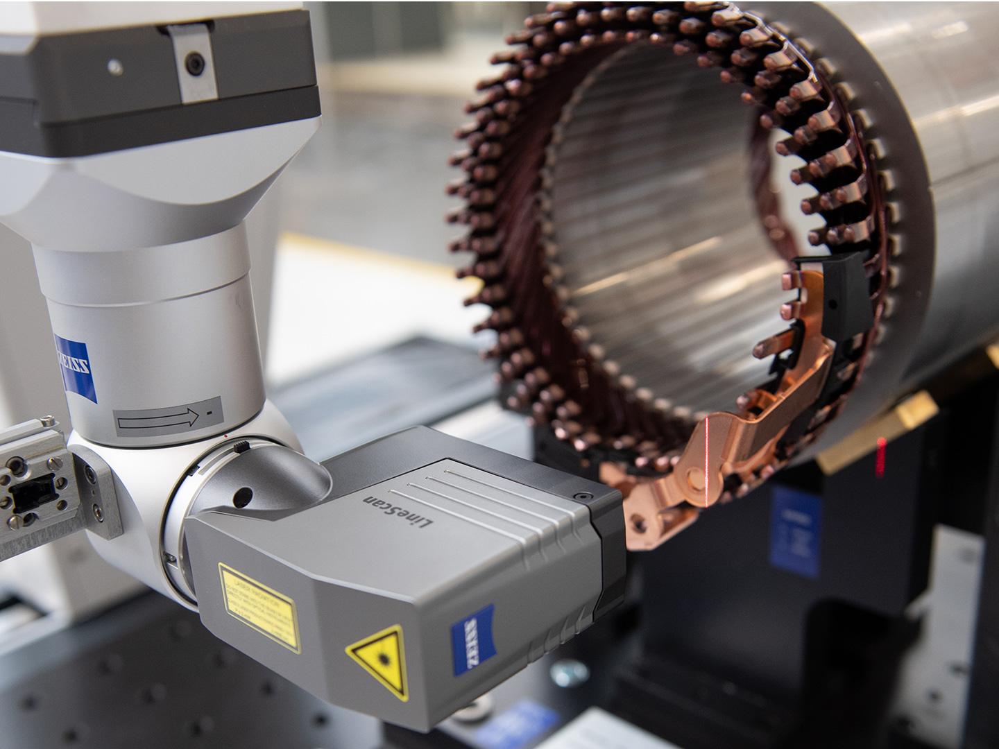 A ZEISS LineScan digitalizálja a teljes tekercsfejet, hogy a pontfelhőt össze lehessen hasonlítani a CAD-modellel.