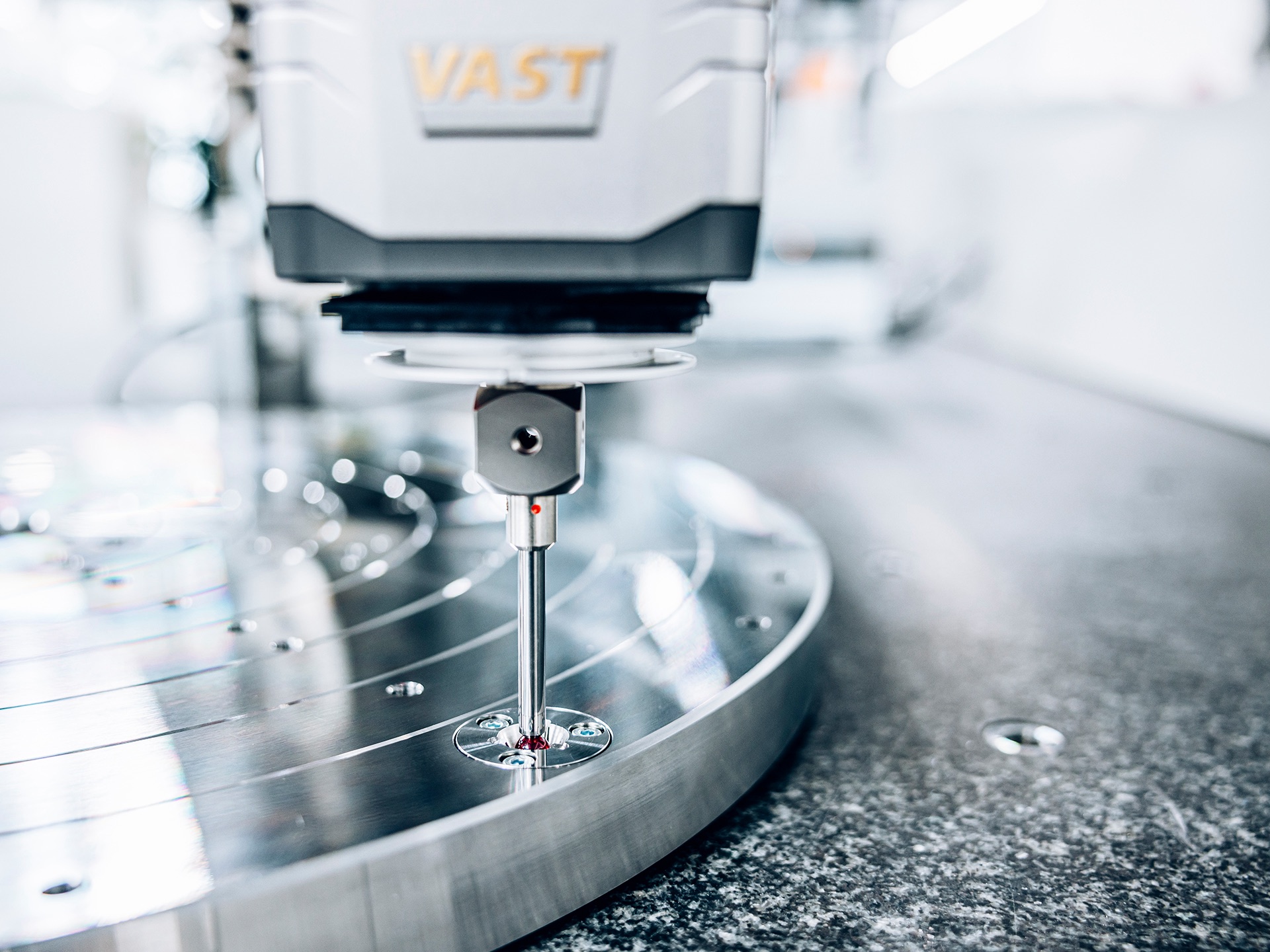 A forgóasztal tengelyének meghatározása a ZEISS VAST Rotary Table Axis (ZVRA) segítségével