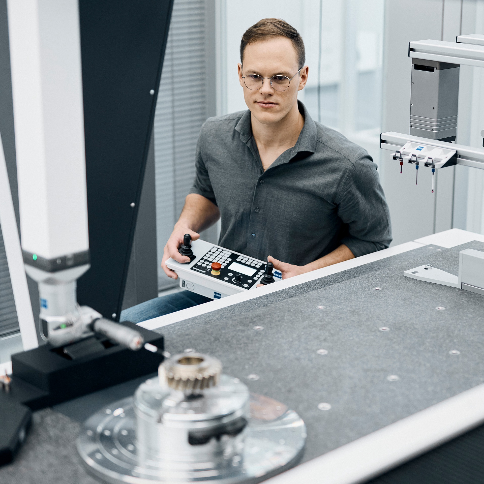 A sebesség és az opcionális ZEISS VAST forgóasztaltengely
