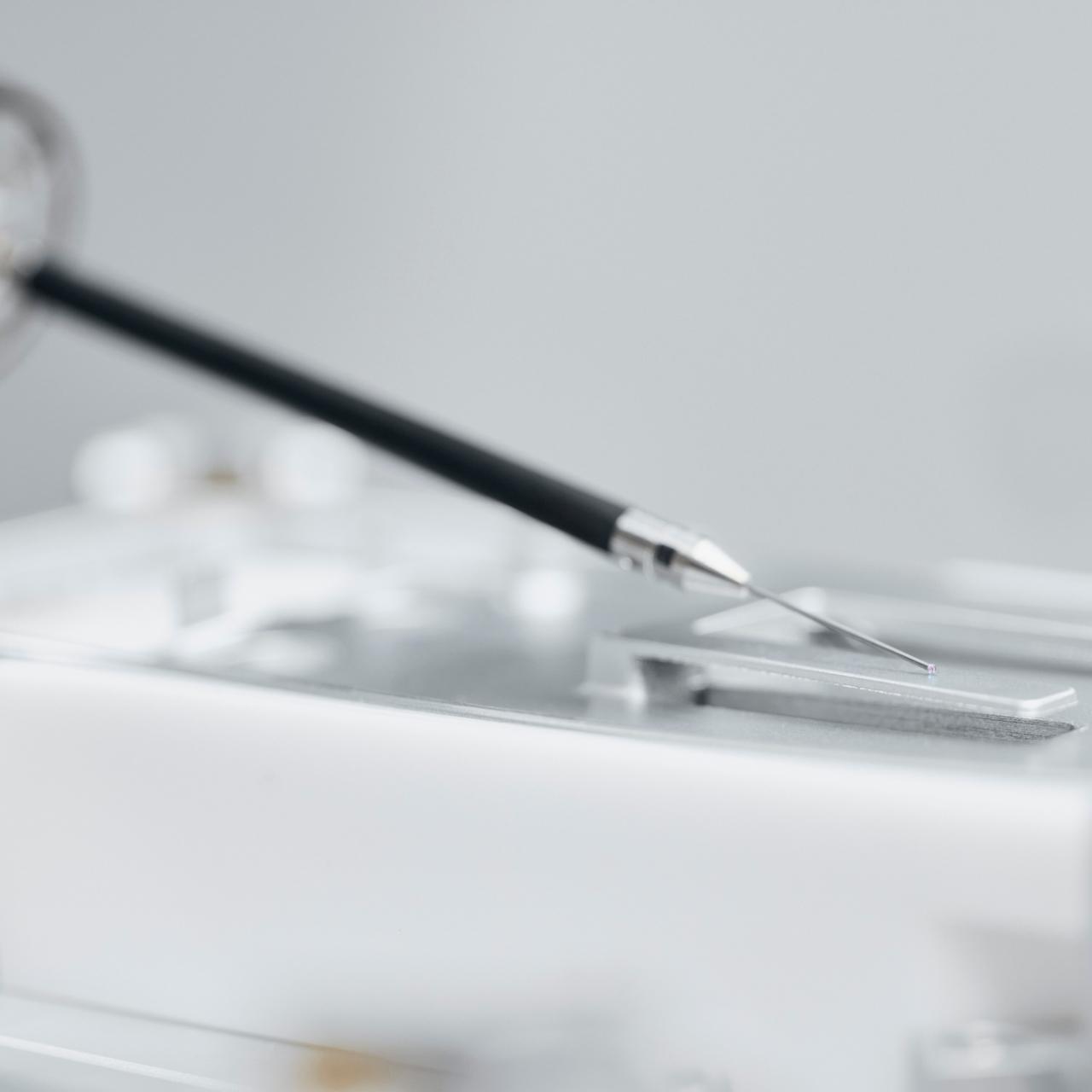 A ZEISS SoftTouch üzemmód a VAST XXT TL1 érzékelővel lehetővé teszi egy apró és rugalmas fém alkatrész tapintós mérését anélkül, hogy meghajlítaná azt.