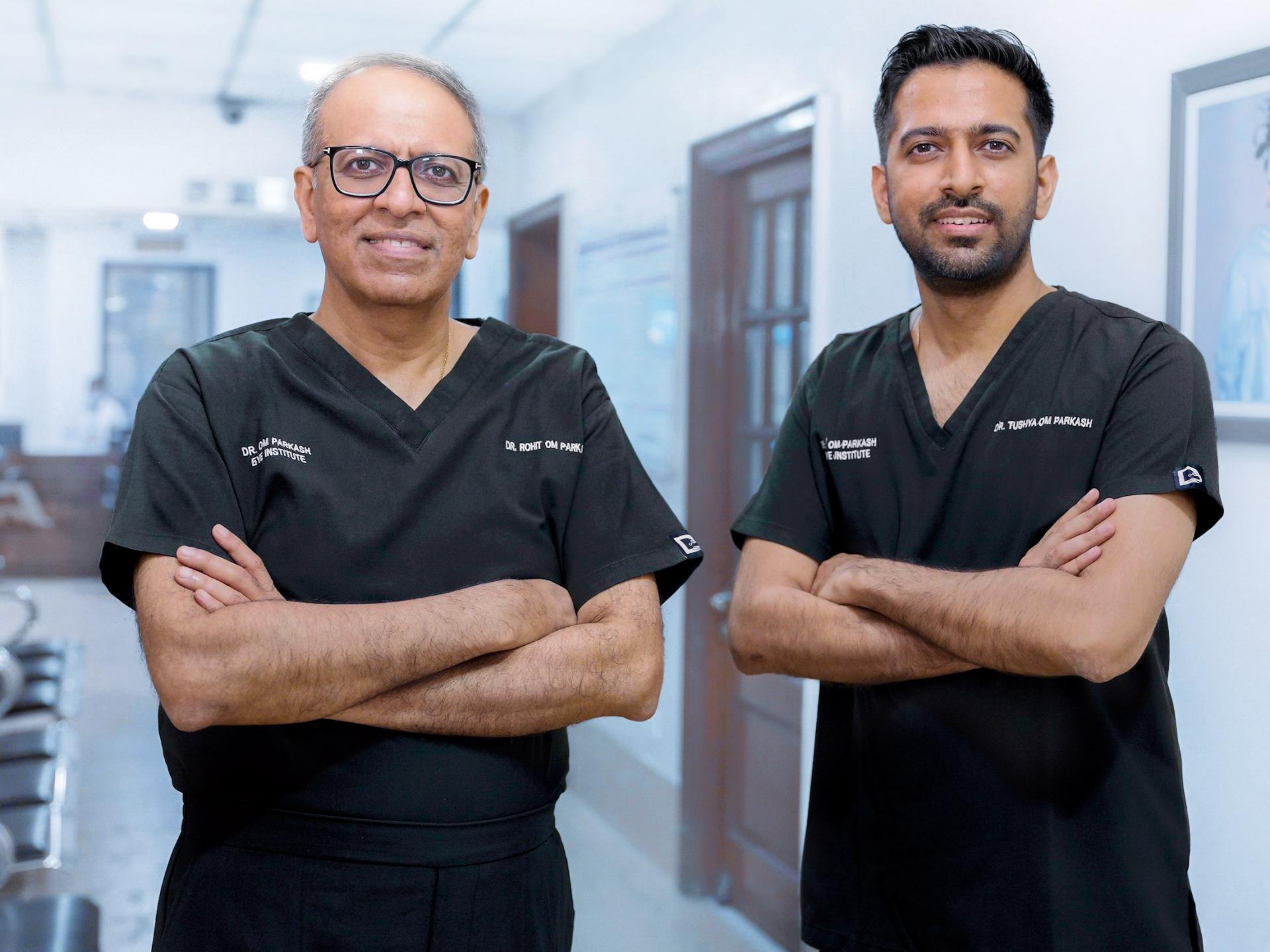 Dr. Rohit Om Parkash és Dr. Tushya Om Parkash.