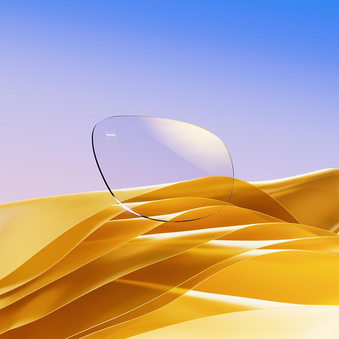 A ZEISS DuraVision Gold UV rétegről készült kép, amelyen aranyszínű tükröződés látható.
