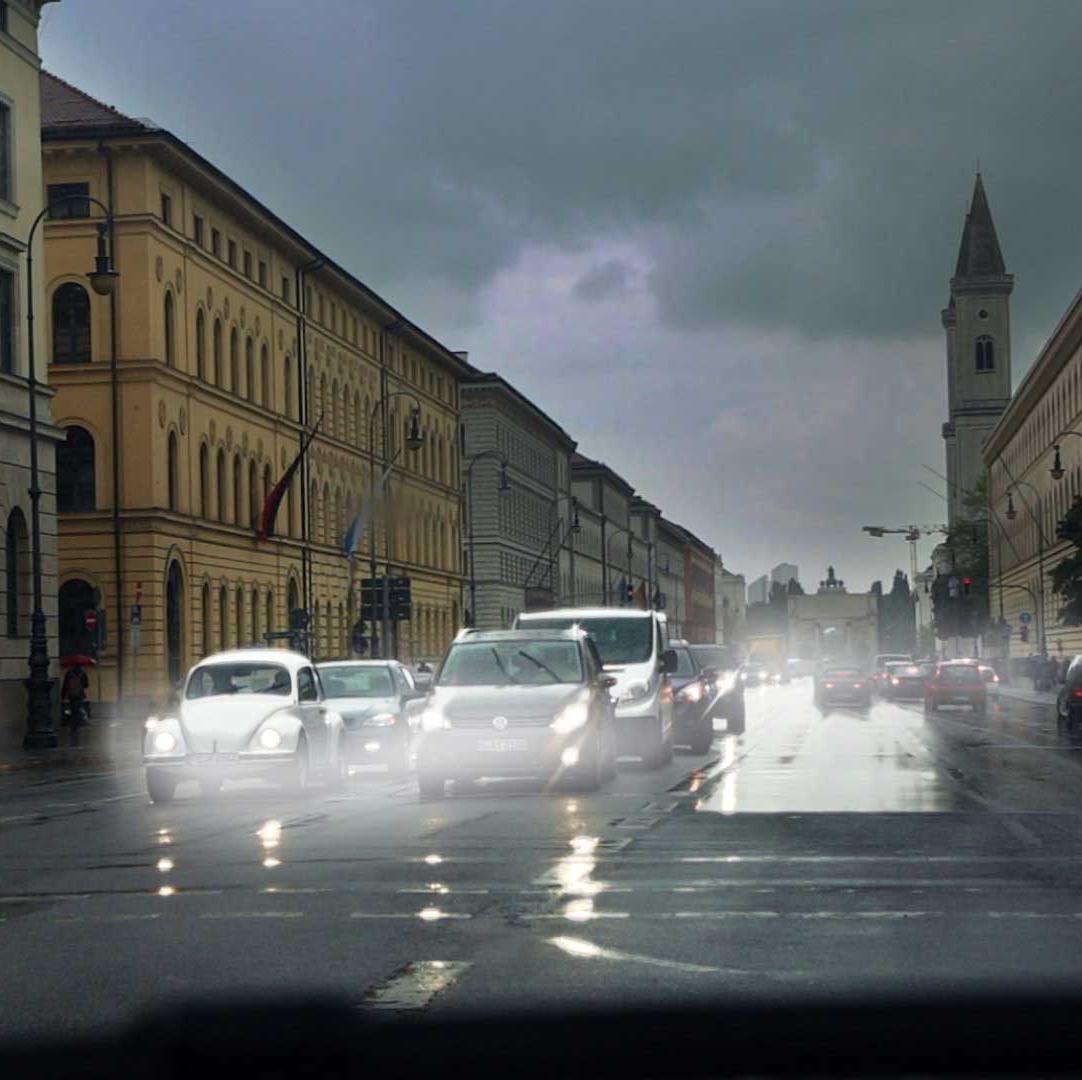 Rossz látási és fényviszonyok, például esőben, szürkületben vagy éjszaka 