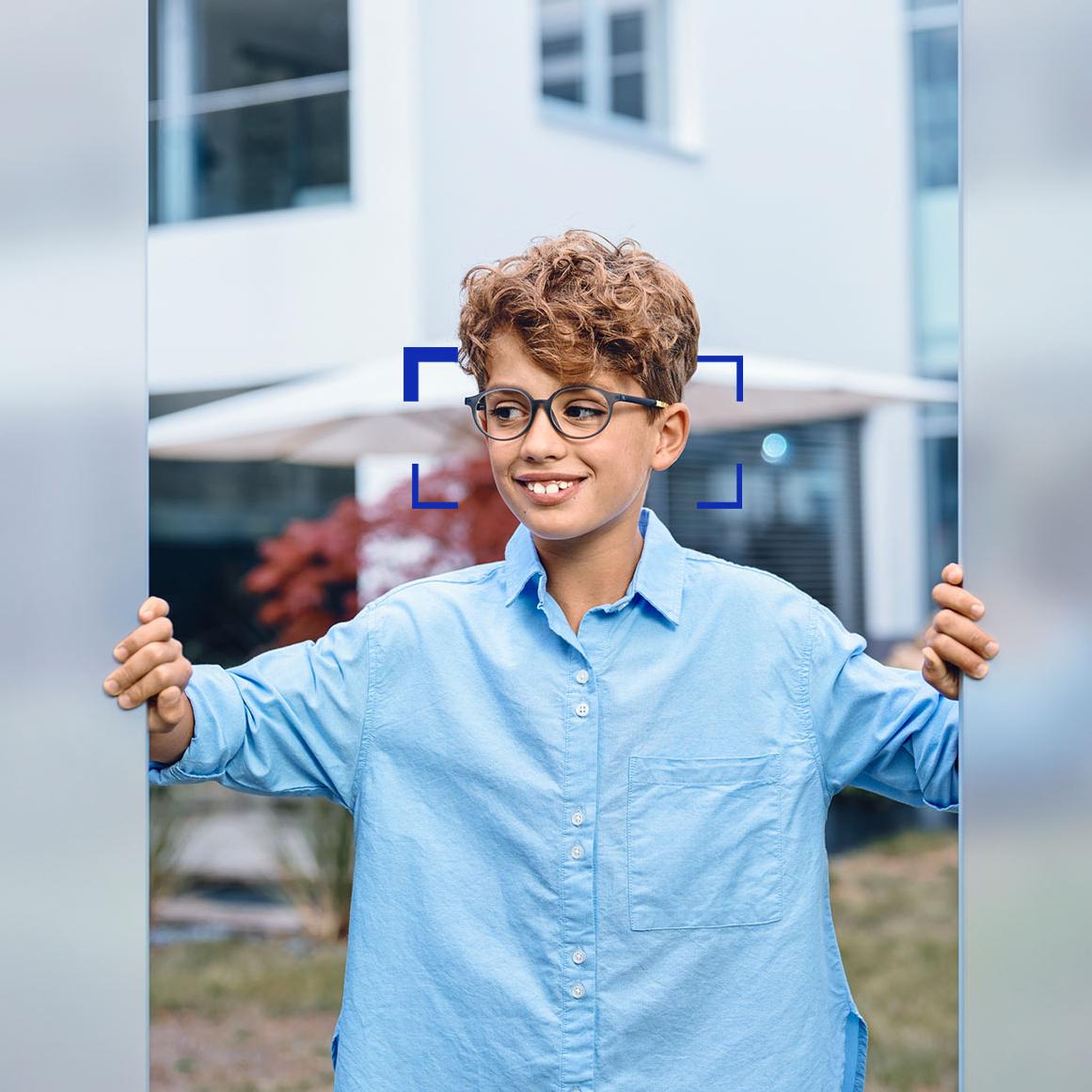 ZEISS SmartLife Young szemüveglencsét viselő fiatal fiú