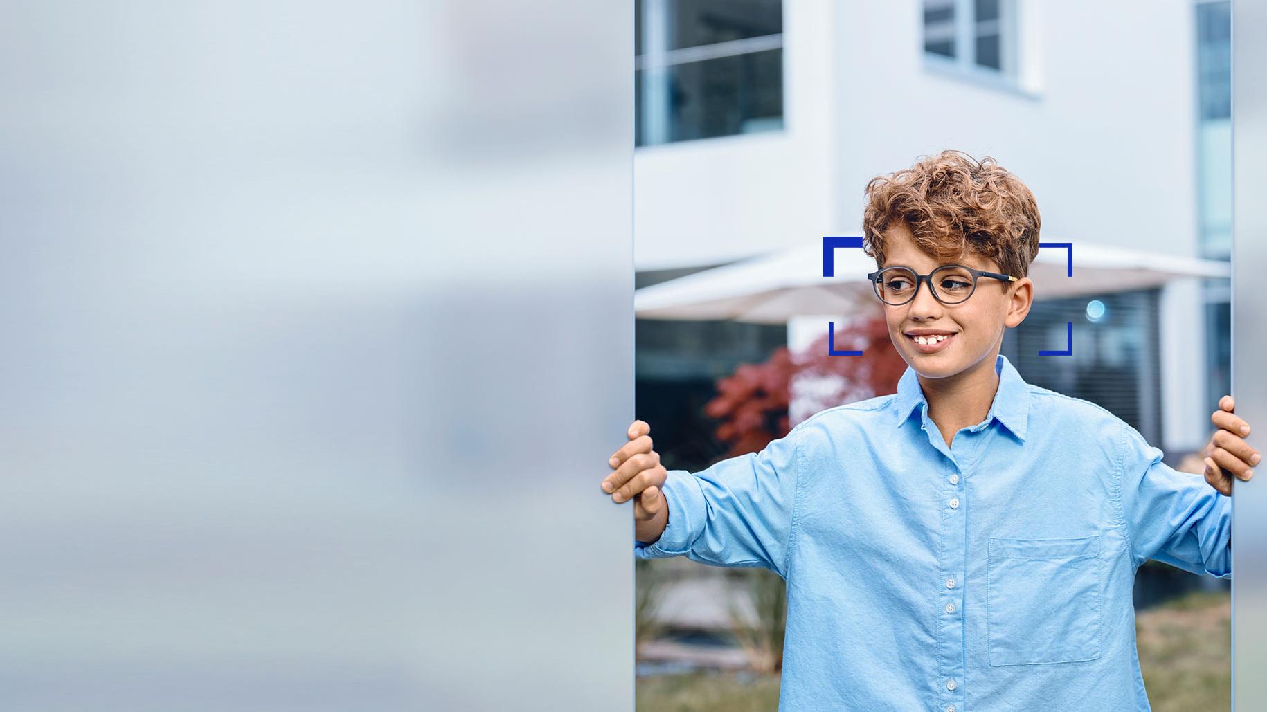 ZEISS SmartLife Young szemüveglencsét viselő fiatal fiú