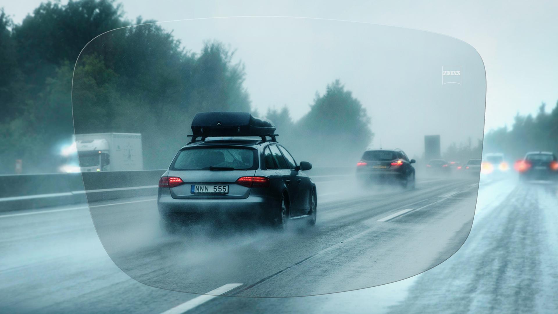Az autópálya látványa a ZEISS DriveSafe egyfókuszú Monofocal Individual szemüveglencsén keresztül egy esős napon 