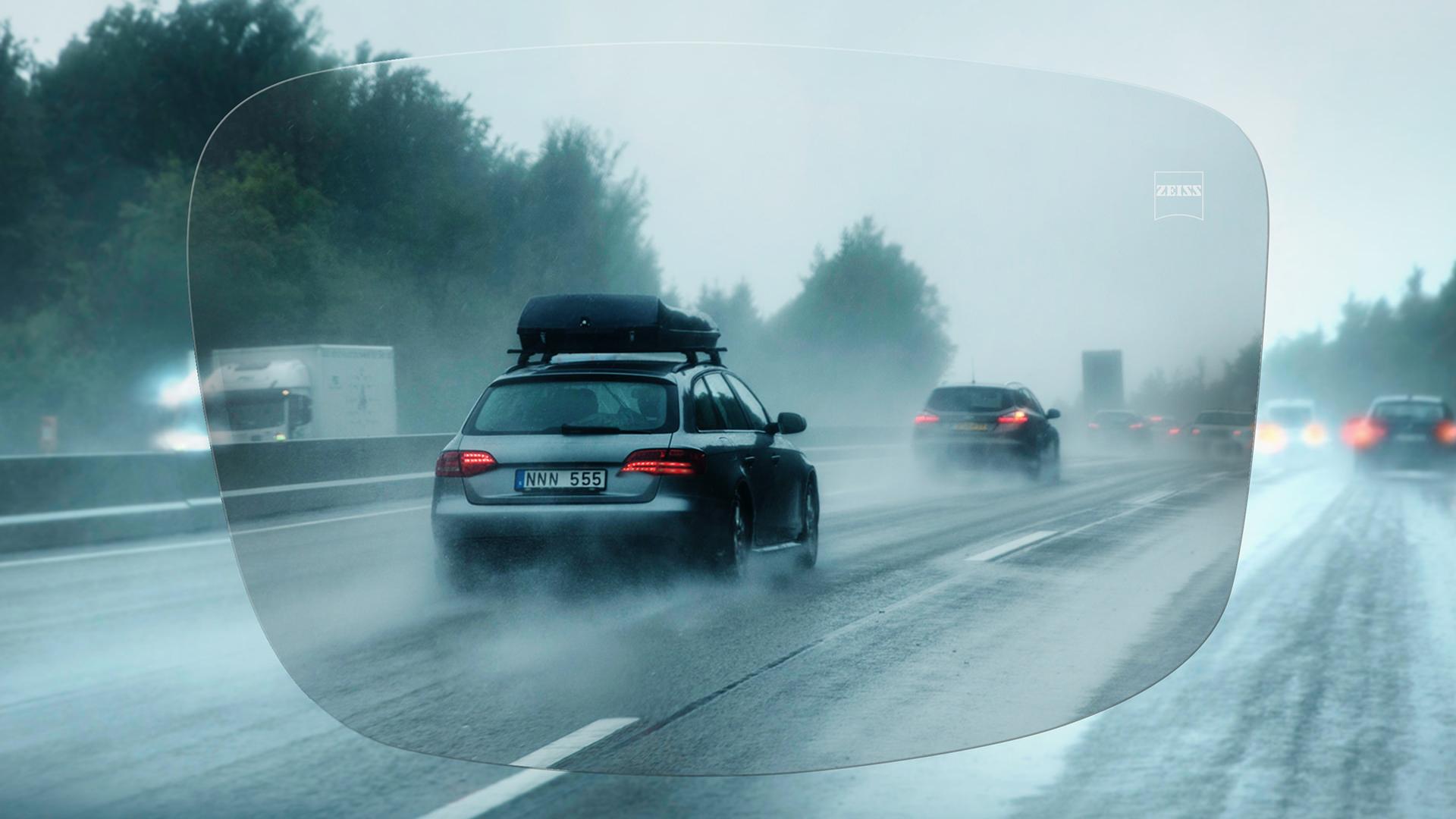 Az autópálya látványa a ZEISS Monofocal DriveSafe szemüveglencsén keresztül egy esős napon 