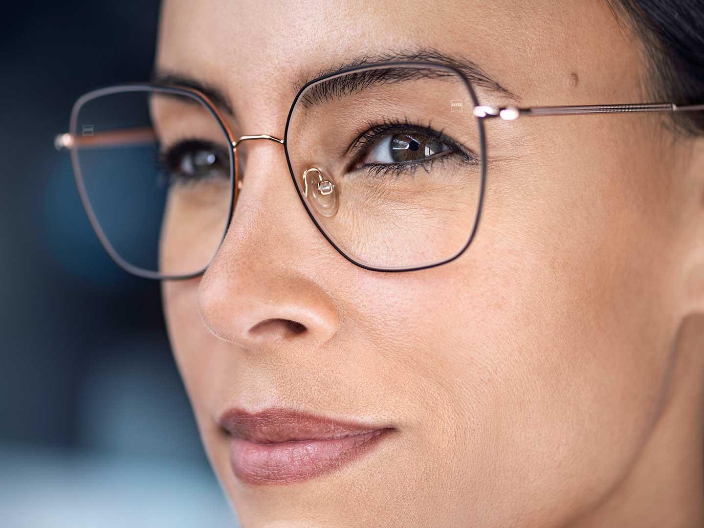 Napszemüvegekkel megegyező teljesítmény kültéren, és tökéletes világosság beltérben