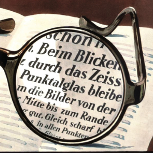 Egy kép, amelyen egy régi hirdetés látható a ZEISS Punktal szemüveglencséjéről egy másik lencsén keresztül, hogy a kép élesen jelenjen meg. Ez forradalminak számított 1912-ben. 