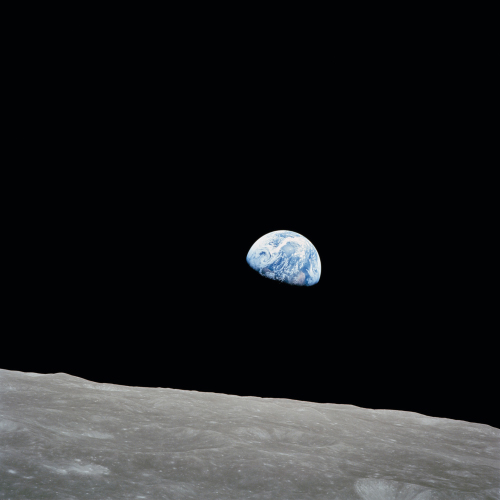 A Földről készült ikonikus fénykép, amelyet egy ZEISS 250 mm Sonnar teleobjektívvel készítettek az Apollo 8 küldetés során. 