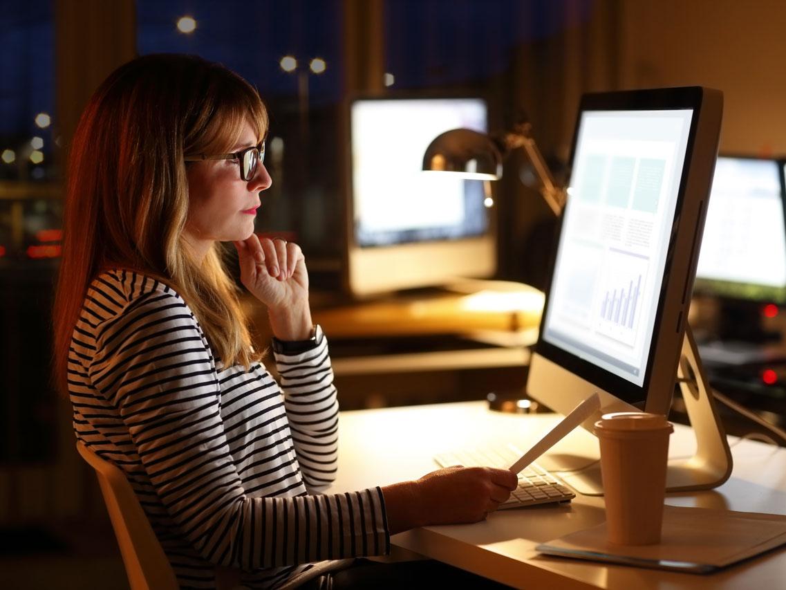Könnyedebb látás a digitális világban: védelem a kék fénnyel szemben