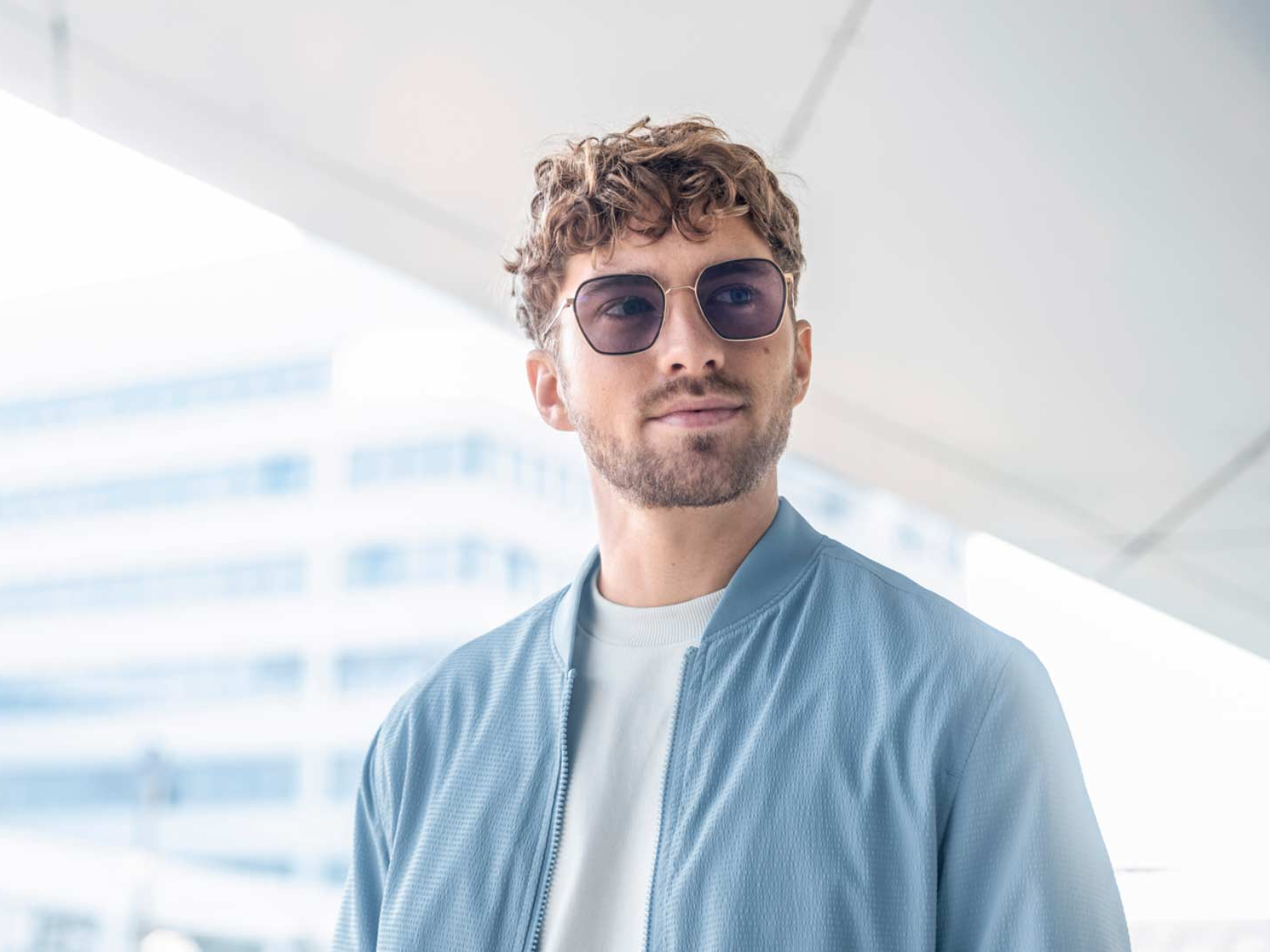 Felhős nap, közvetlen napsütés nélkül: a ZEISS PhotoFusion® X lencsék ekkor is védik a szemet a nap káros UV-sugaraival szemben.