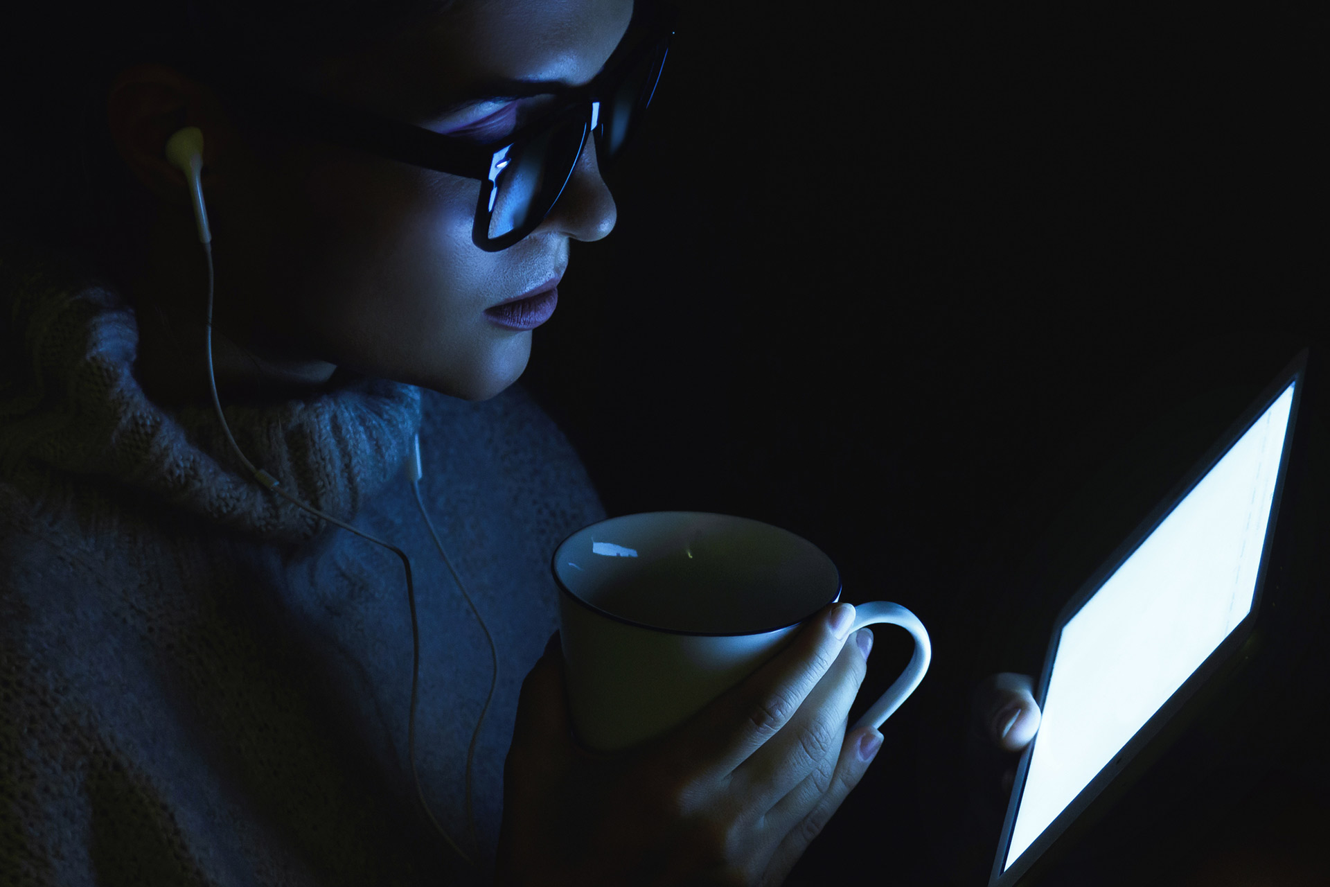Szinte minden modern eszköz kék fényt bocsát ki, és ez fokozhatja a digitális szemfáradtság érzékelhető tüneteit.