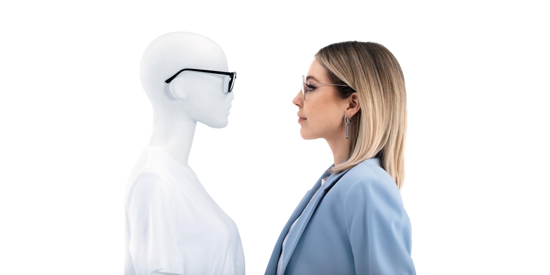 ZEISS ClearView szemüveget viselő nő, aki szemben áll egy szemüveget viselő próbabábuval.