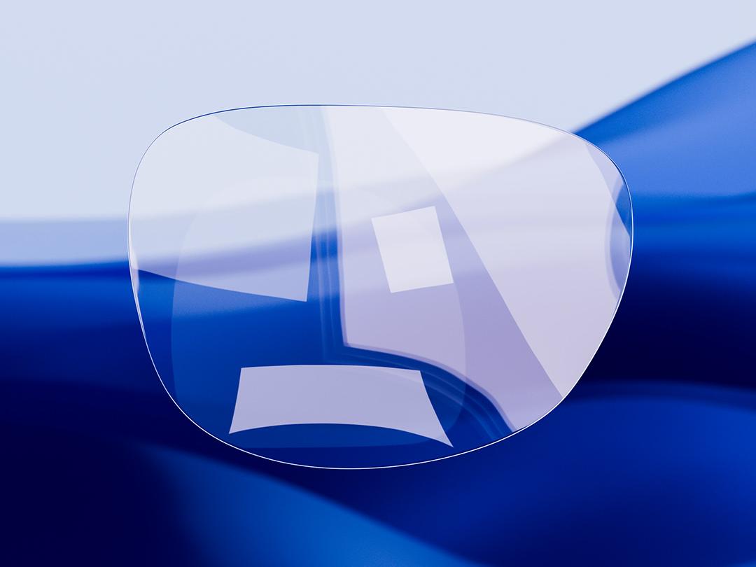 Osztott nézetű kép, amelynek egyik felén egy ZEISS-lencse látható, amelyet kiváló látás és tisztaság jellemez, míg a másik felén egy erősen tükröződő hagyományos szemüveglencse látható, a kettő közötti különbséget az optikai minőséggel kapcsolatban.
