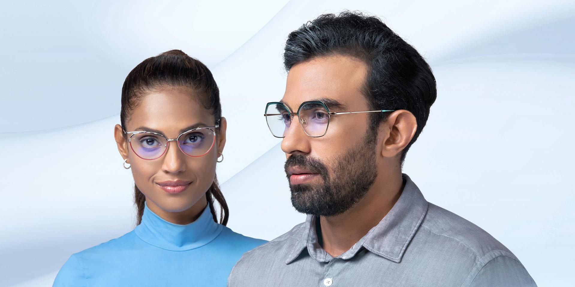 Egy középkorú nő és férfi ZEISS Light 2 multifokális szemüveglencsét visel.