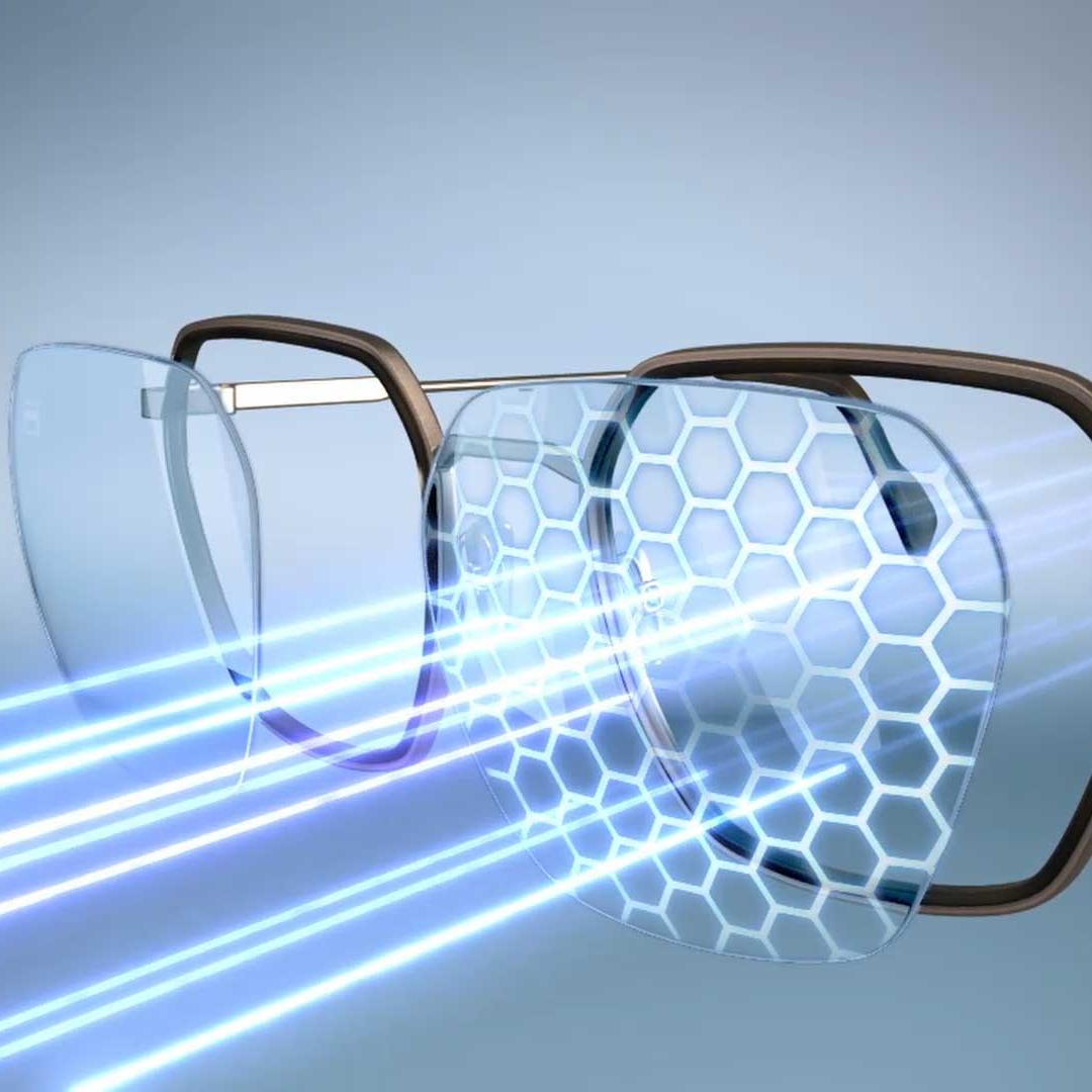 ZEISS BlueGuard alapanyagból álló és ZEISS PhotoFusion X réteggel rendelkező lencse, amely kivilágosodott és besötétedett állapotában is kiszűri a kék fényt.