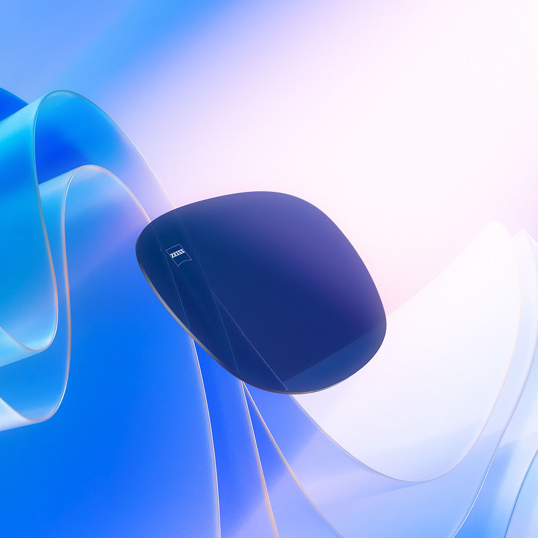 Színezett lencse CGI-ábrázolása látható a napfény felé lebegve, szemléltetve a lencse UV-szűrő képességét