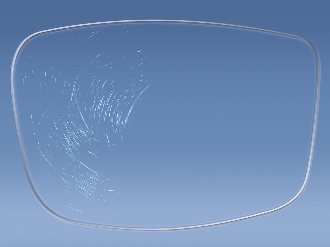 ZEISS réteggel rendelkező és nem rendelkező lencséket bemutató ábra a felületi keménység bemutatására. 